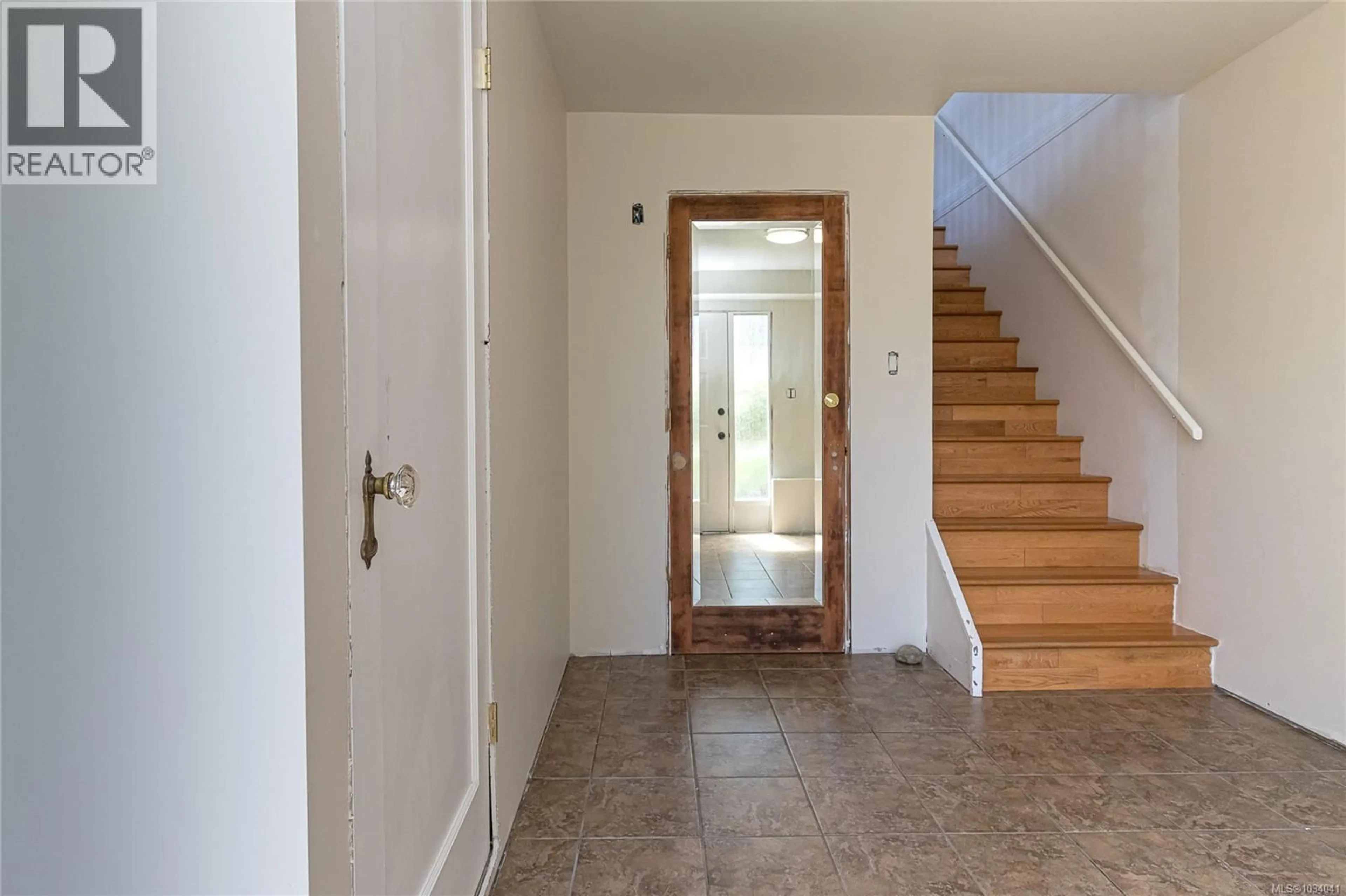 Indoor foyer for 2252 KINROSS AVENUE, Oak Bay British Columbia V8R2N5