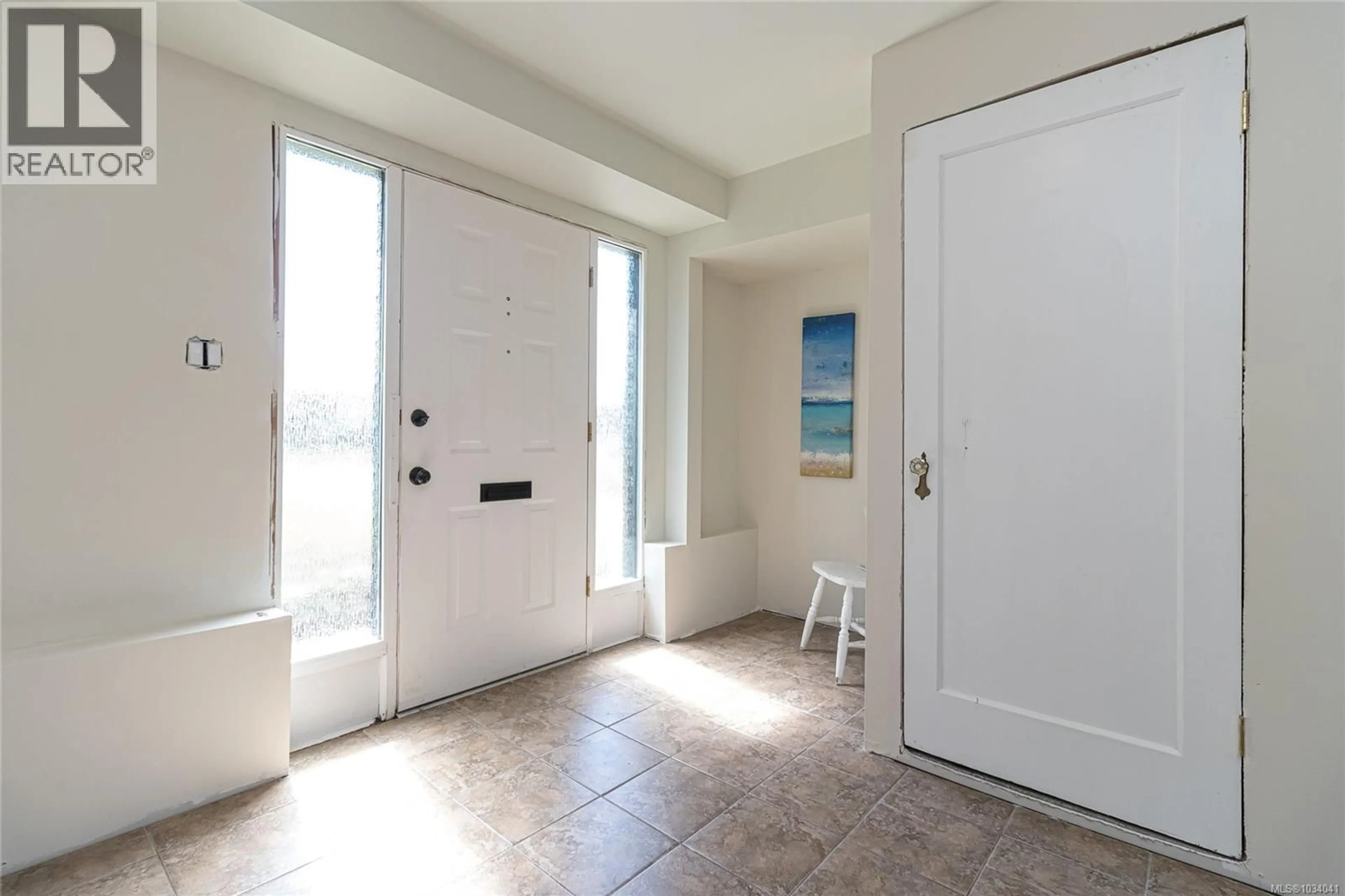 Indoor entryway for 2252 KINROSS AVENUE, Oak Bay British Columbia V8R2N5