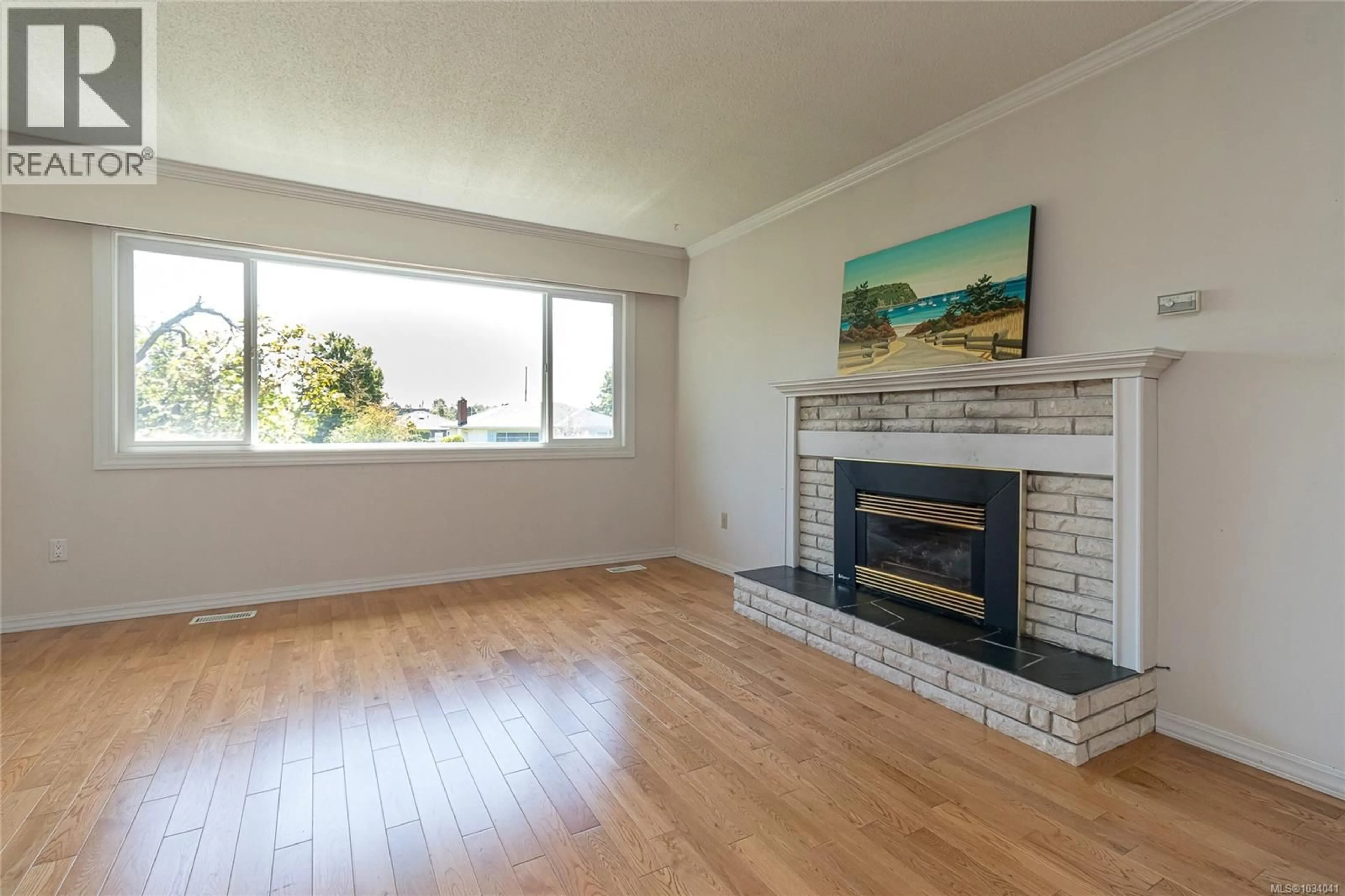 Living room with furniture, wood/laminate floor for 2252 KINROSS AVENUE, Oak Bay British Columbia V8R2N5