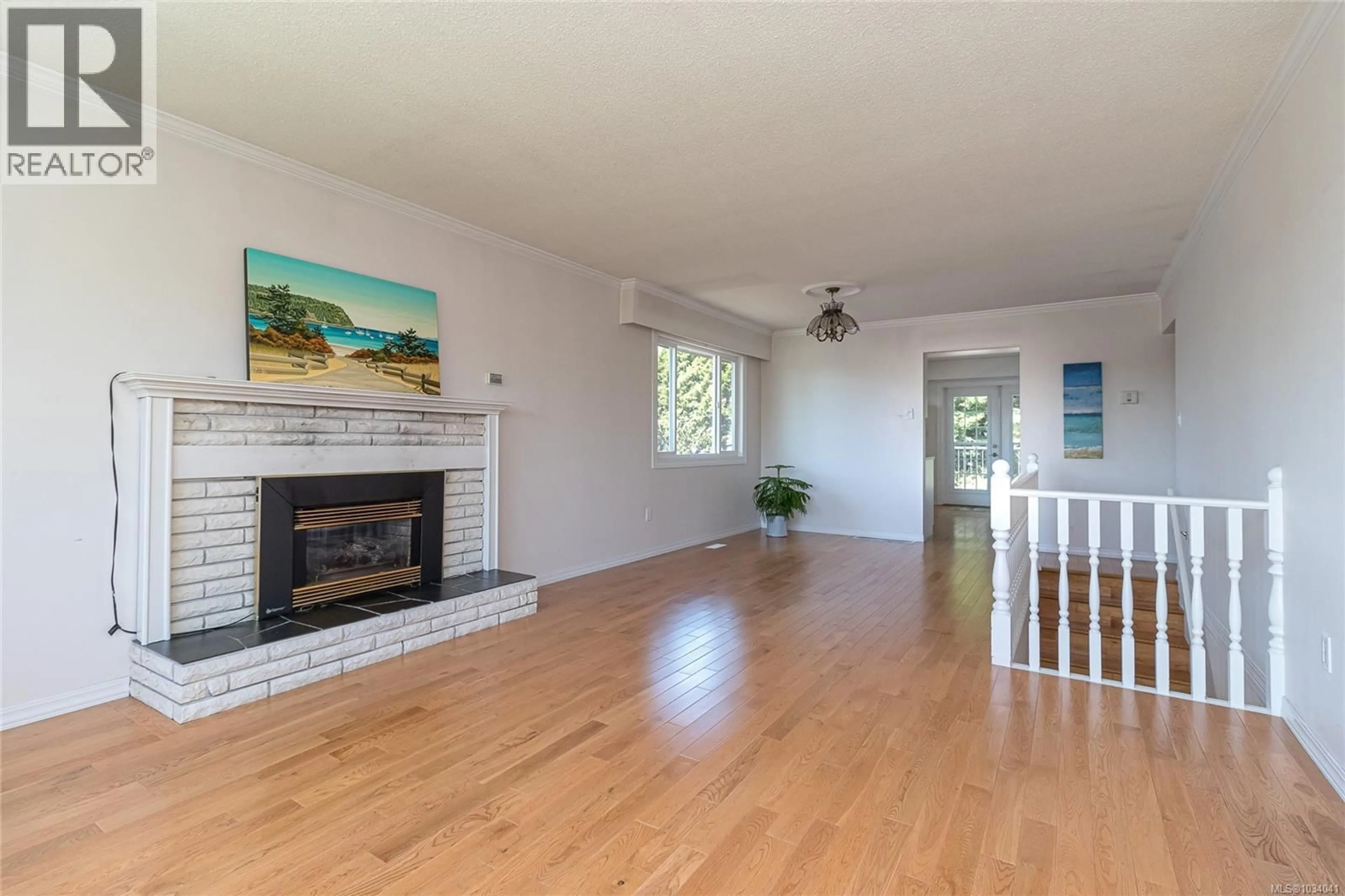 Living room with furniture, wood/laminate floor for 2252 KINROSS AVENUE, Oak Bay British Columbia V8R2N5