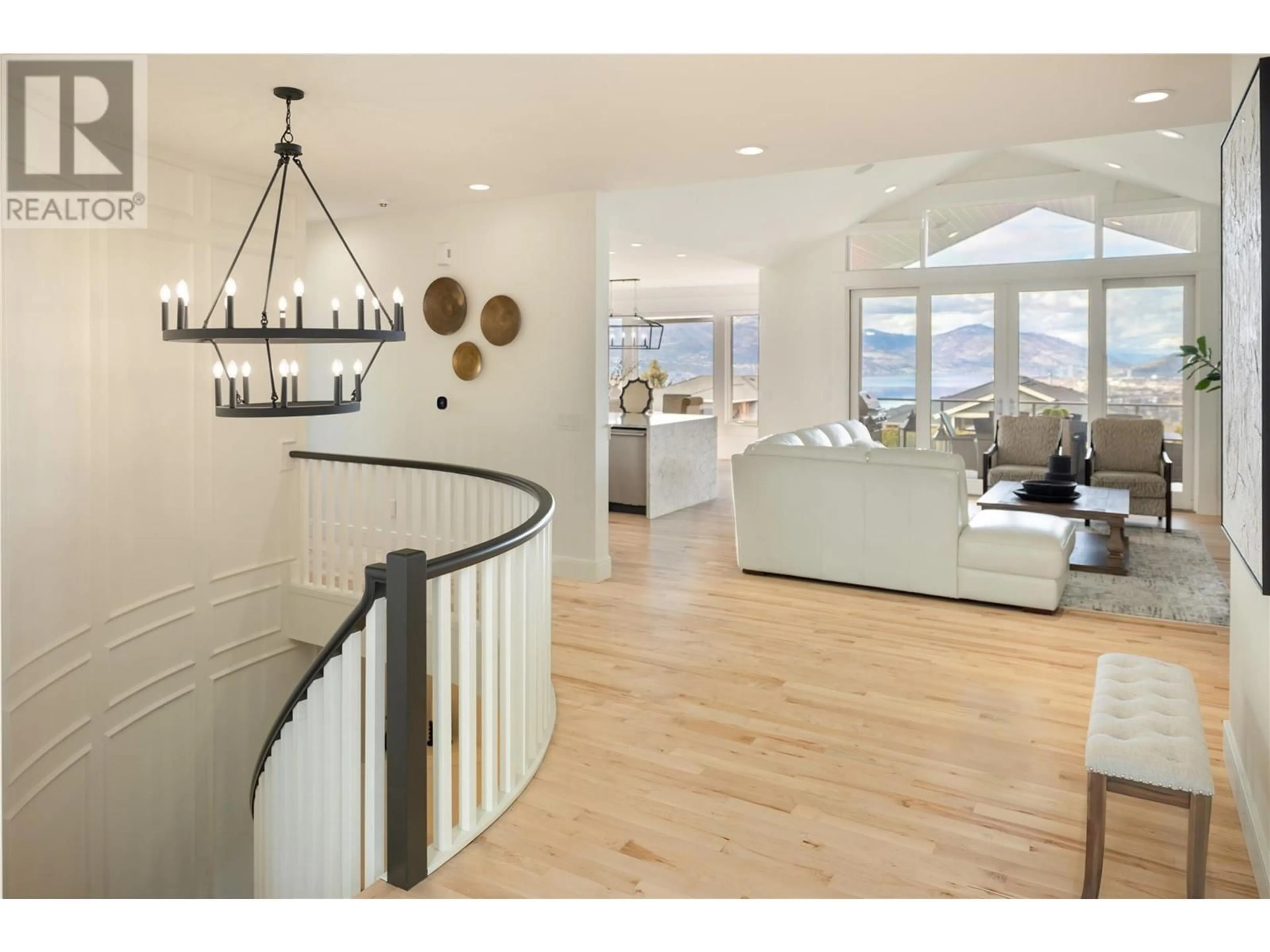 Indoor foyer for 628 DEVONIAN AVENUE, Kelowna British Columbia V1W4Z8