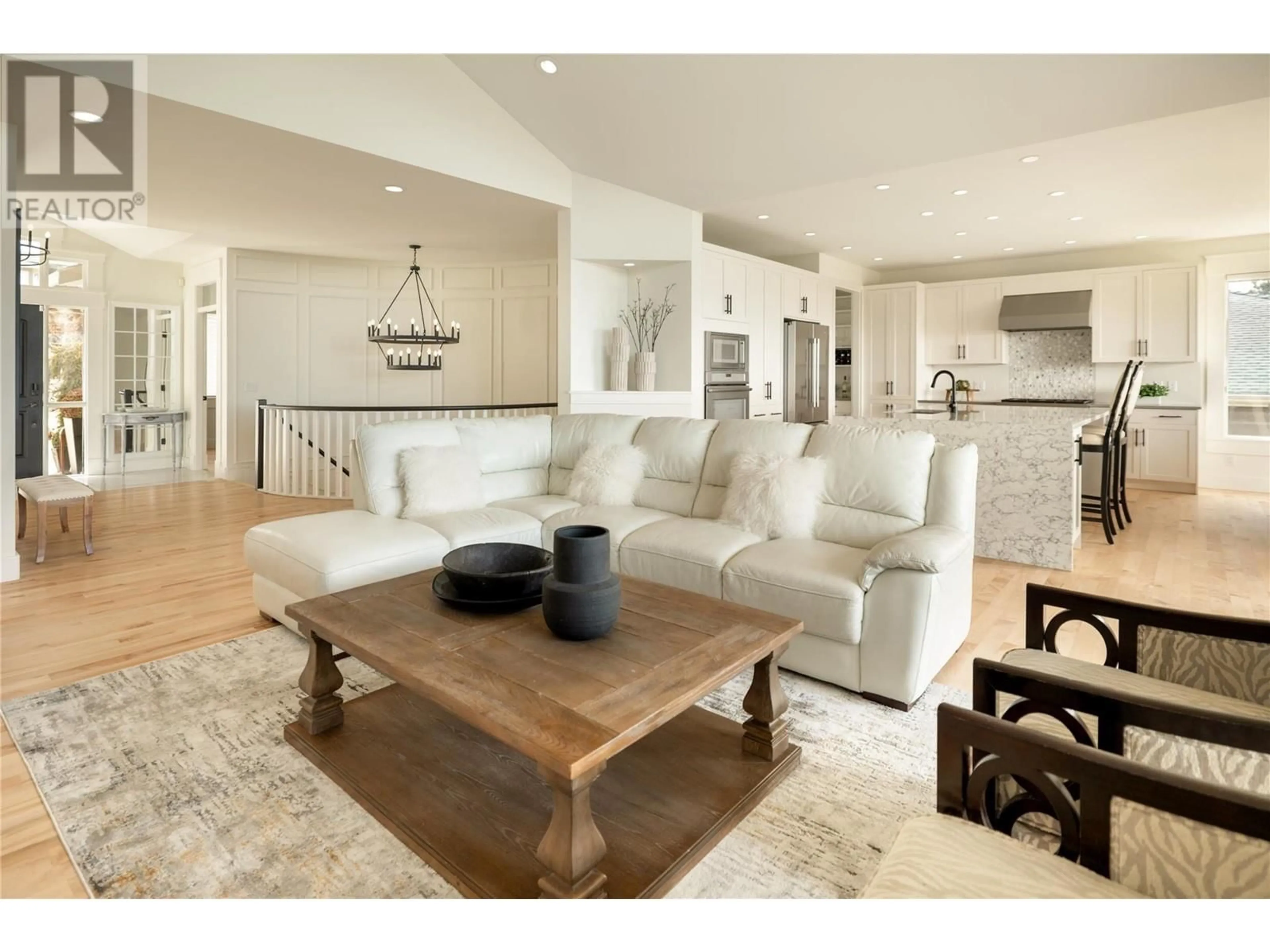 Living room with furniture, unknown for 628 DEVONIAN AVENUE, Kelowna British Columbia V1W4Z8