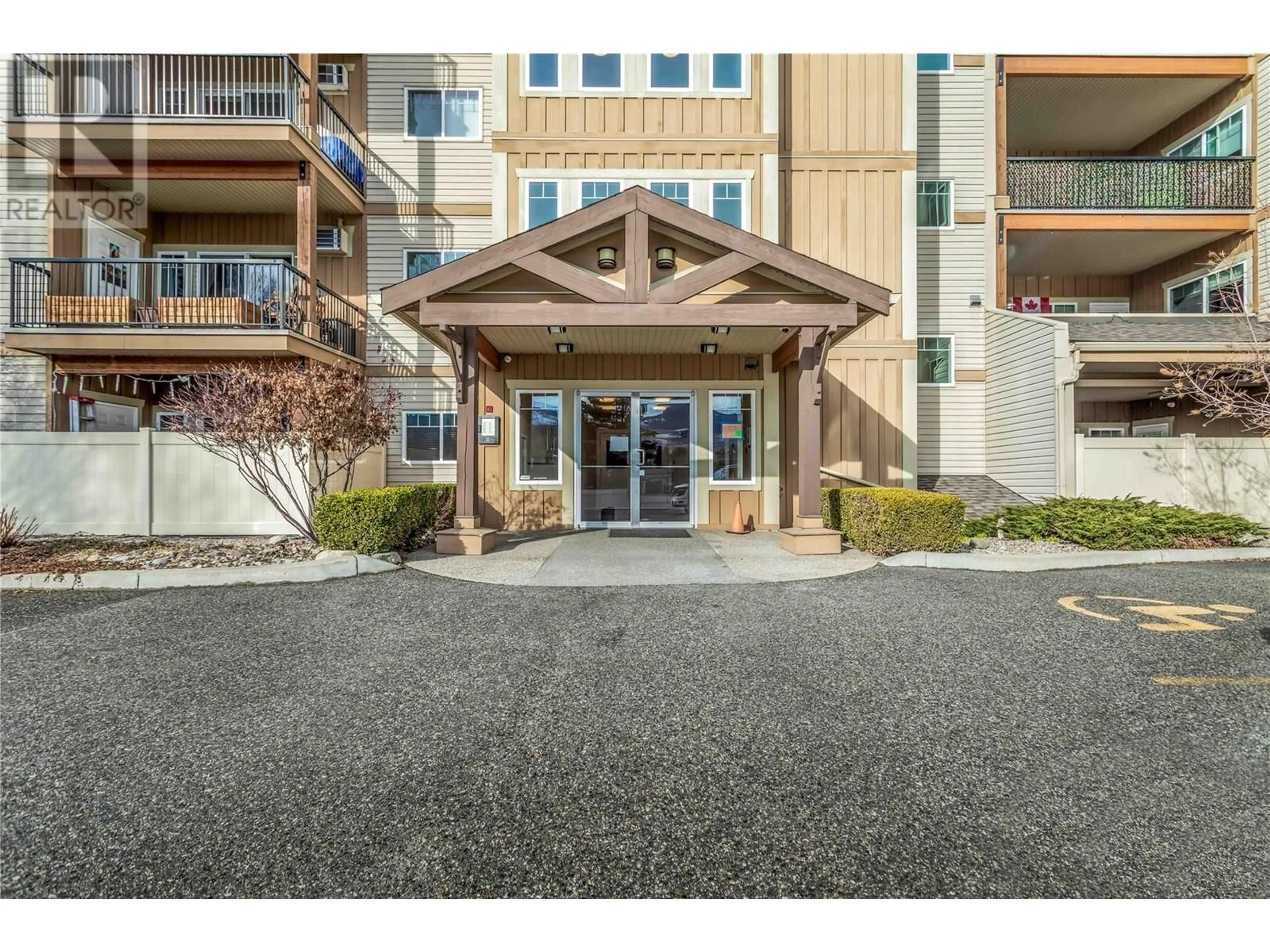Indoor foyer for 302 - 250 HOLLYWOOD ROAD SOUTH, Kelowna British Columbia V1X3S9