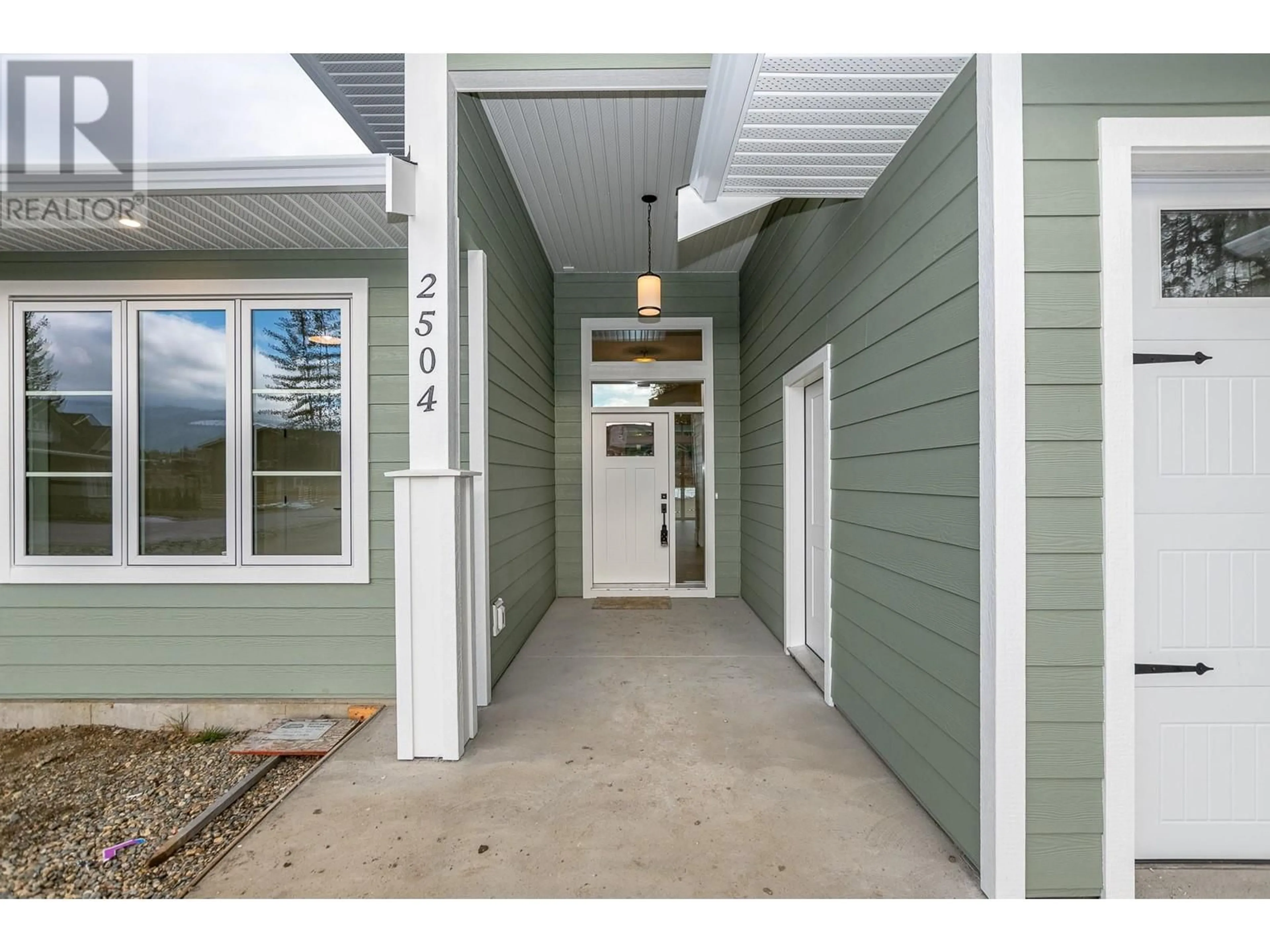 Indoor entryway for 2504 FOX GLEN WAY, Blind Bay British Columbia V0E1H0