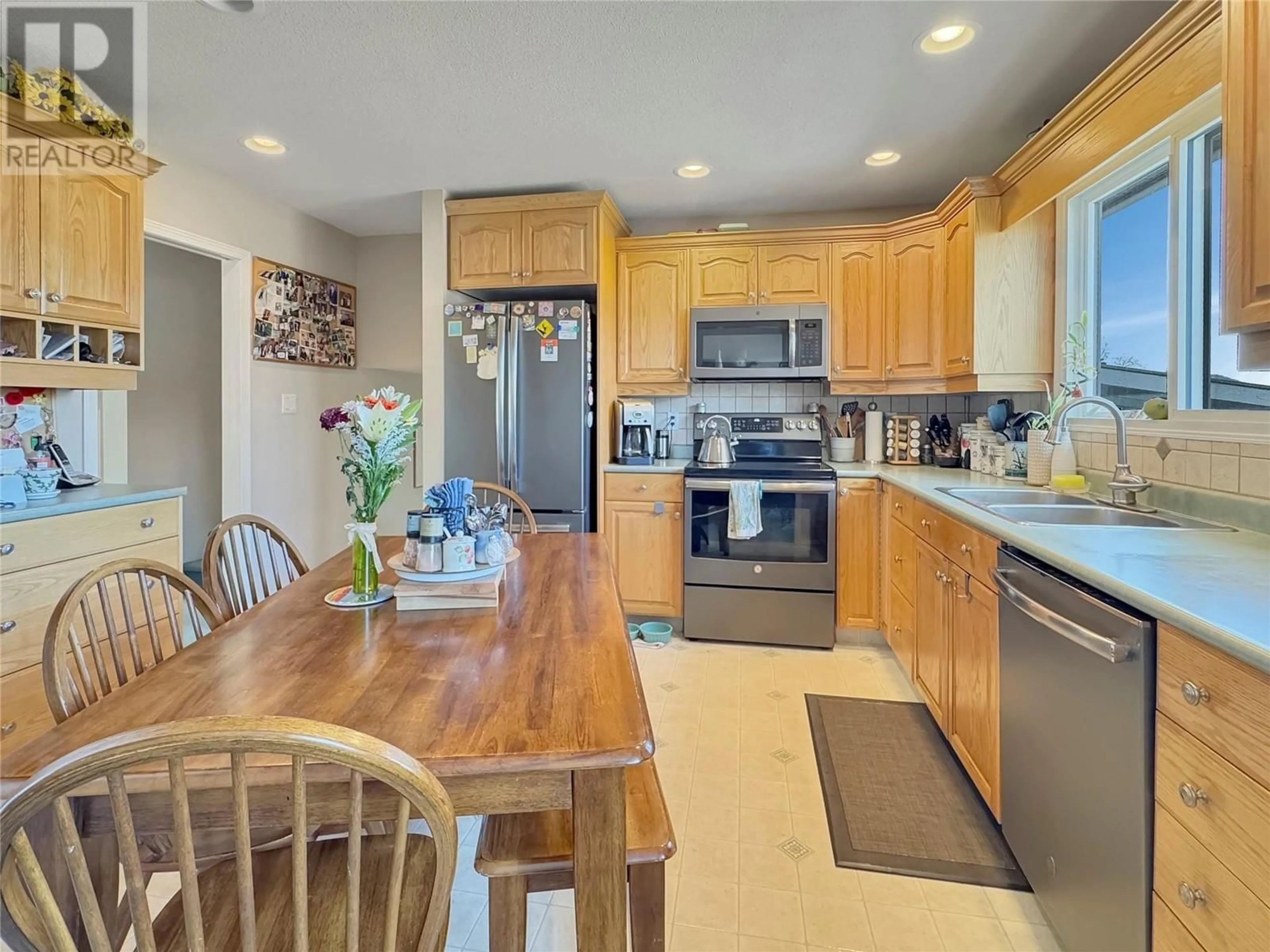 Open concept kitchen, unknown for 2600 3A STREET SOUTH, Cranbrook British Columbia V1C5B1