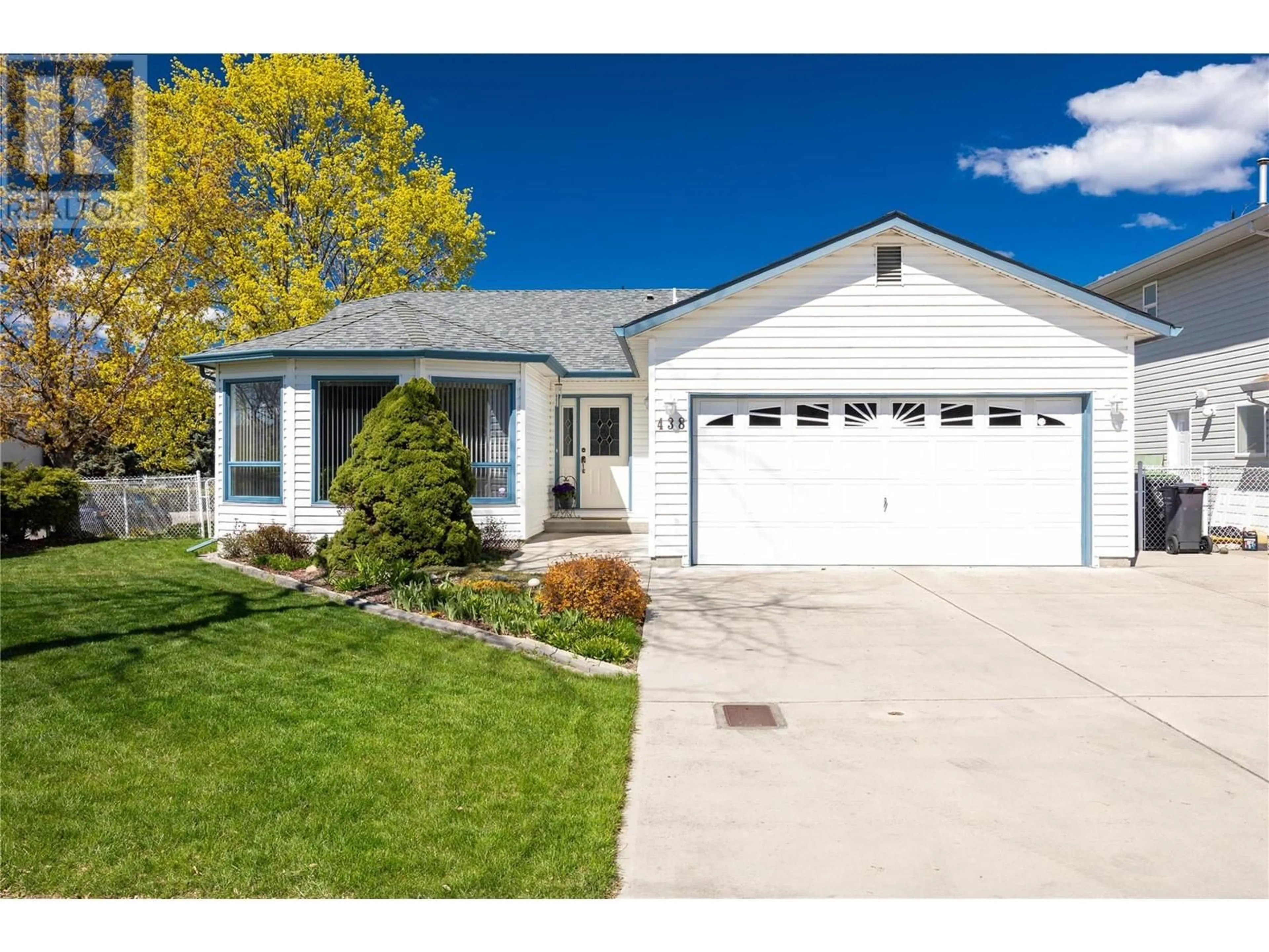 Home with vinyl exterior material, street for 438 PARFITT COURT, Kelowna British Columbia V1X7M9