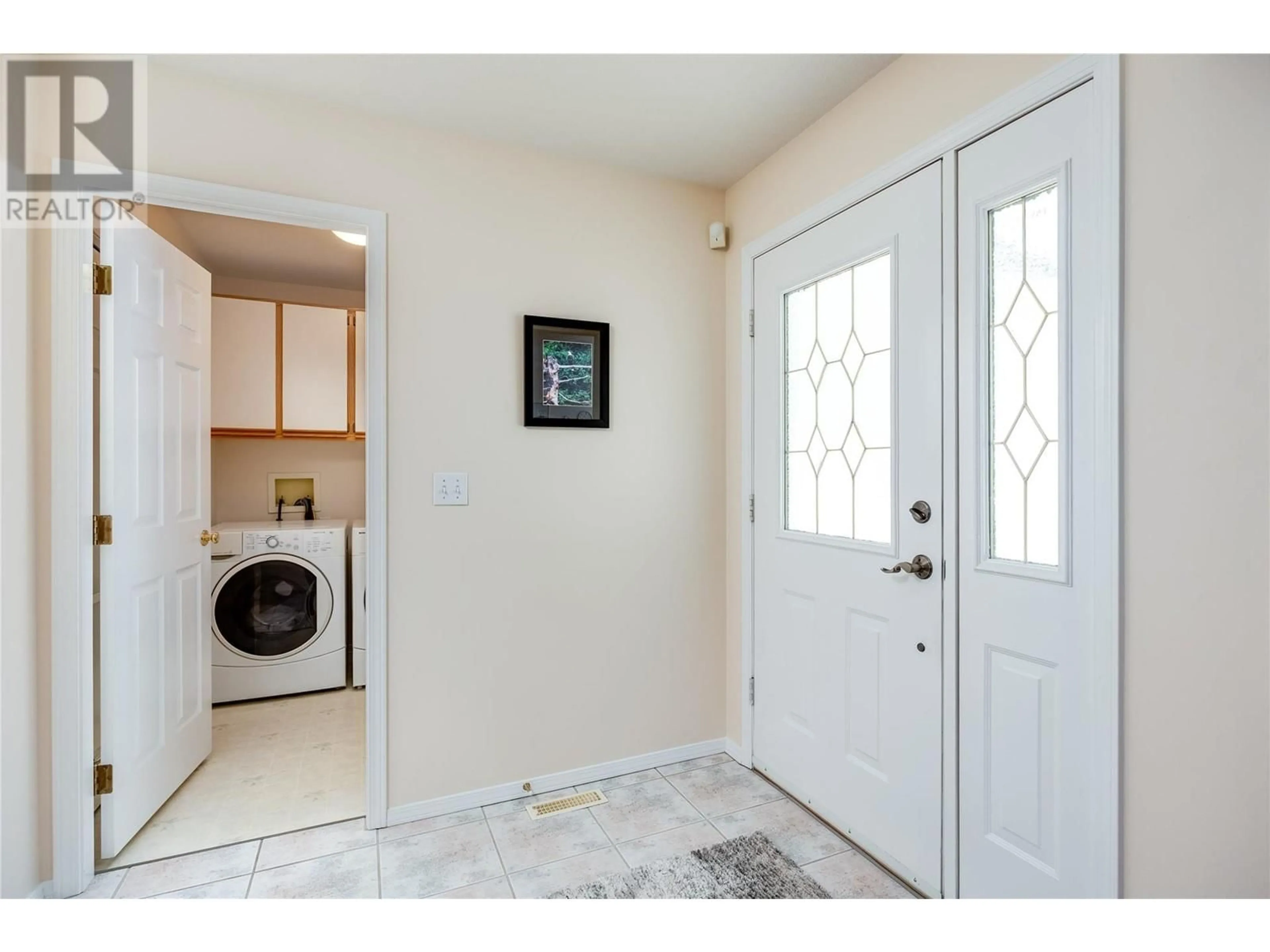 Indoor entryway for 438 PARFITT COURT, Kelowna British Columbia V1X7M9