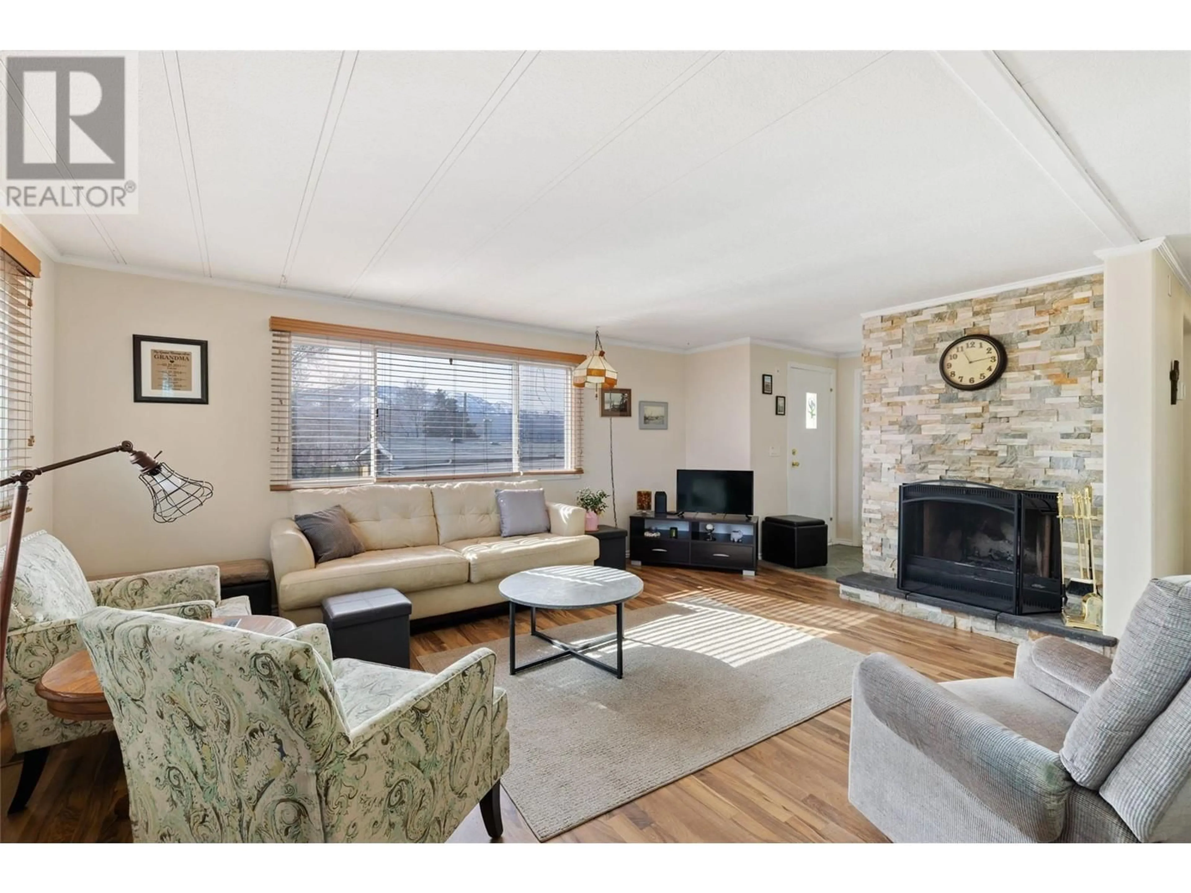Living room with furniture, wood/laminate floor for 18 - 2098 BOUCHERIE ROAD, Westbank British Columbia V4T2A4