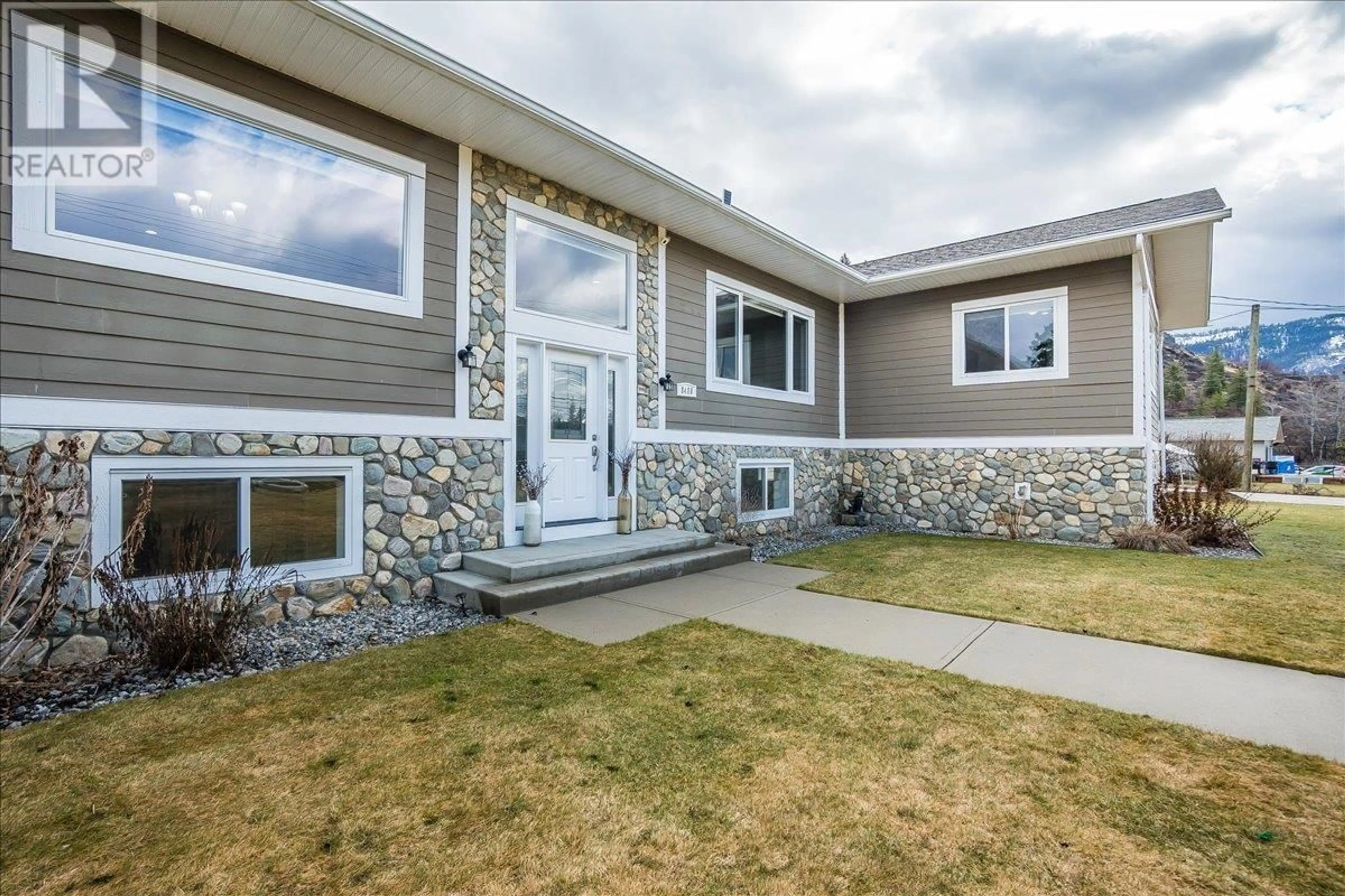 Home with vinyl exterior material, street for 8480 HIGHWAY 22A OTHER, Trail British Columbia V1R4W8