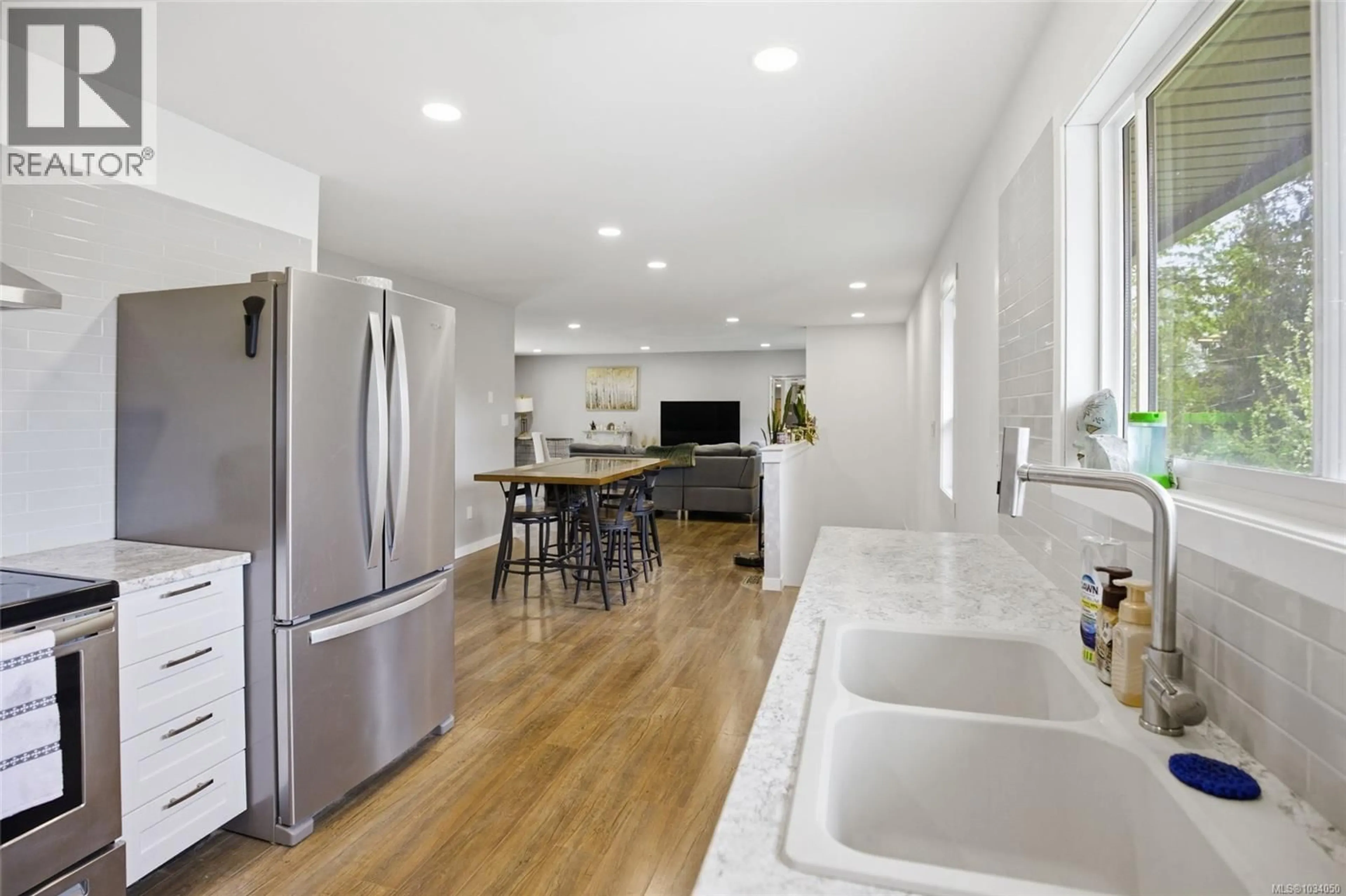 Open concept kitchen, ceramic/tile floor for 953 POPLAR WAY, Whiskey Creek British Columbia V9K1T5