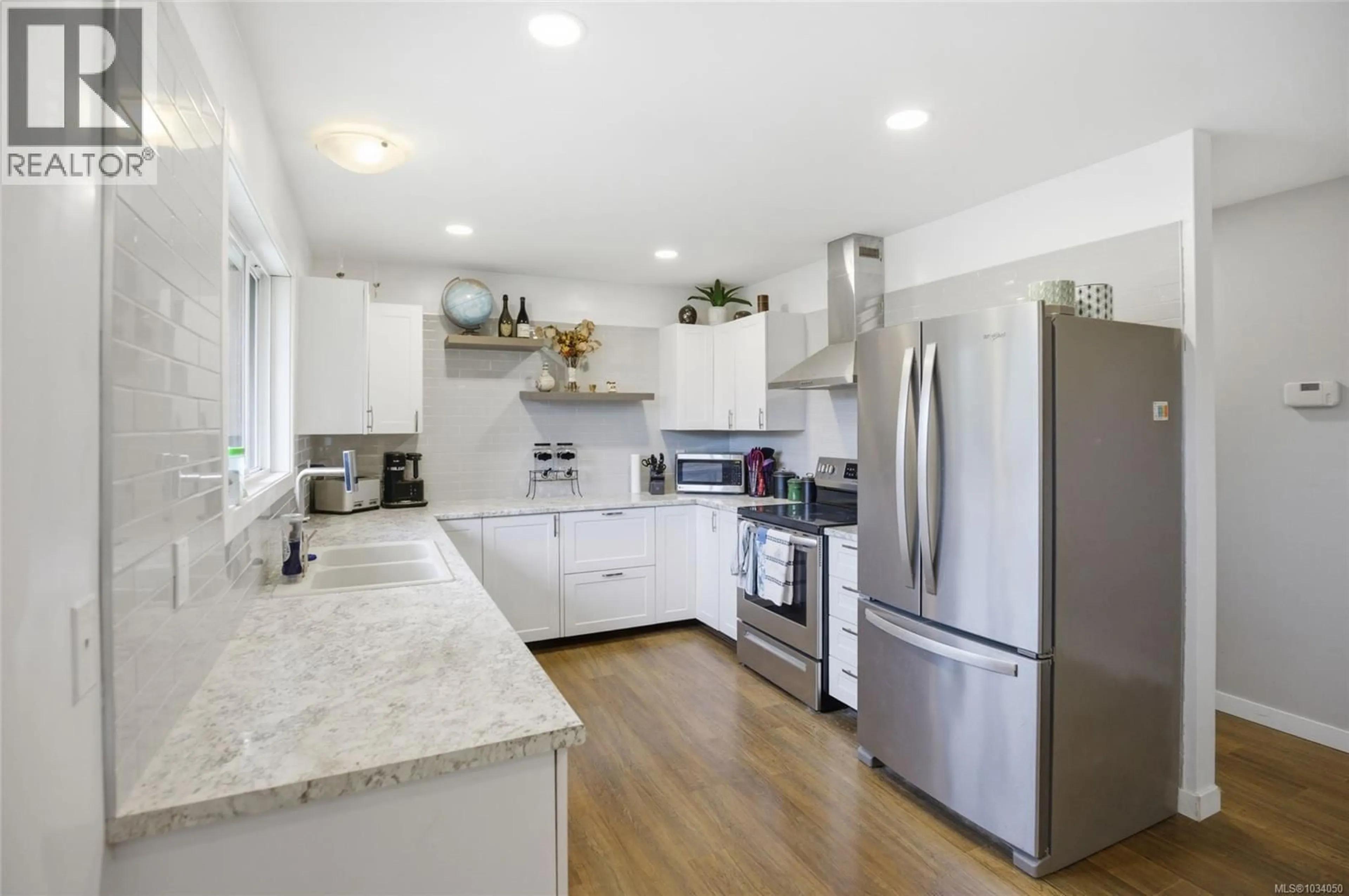 Open concept kitchen, ceramic/tile floor for 953 POPLAR WAY, Whiskey Creek British Columbia V9K1T5