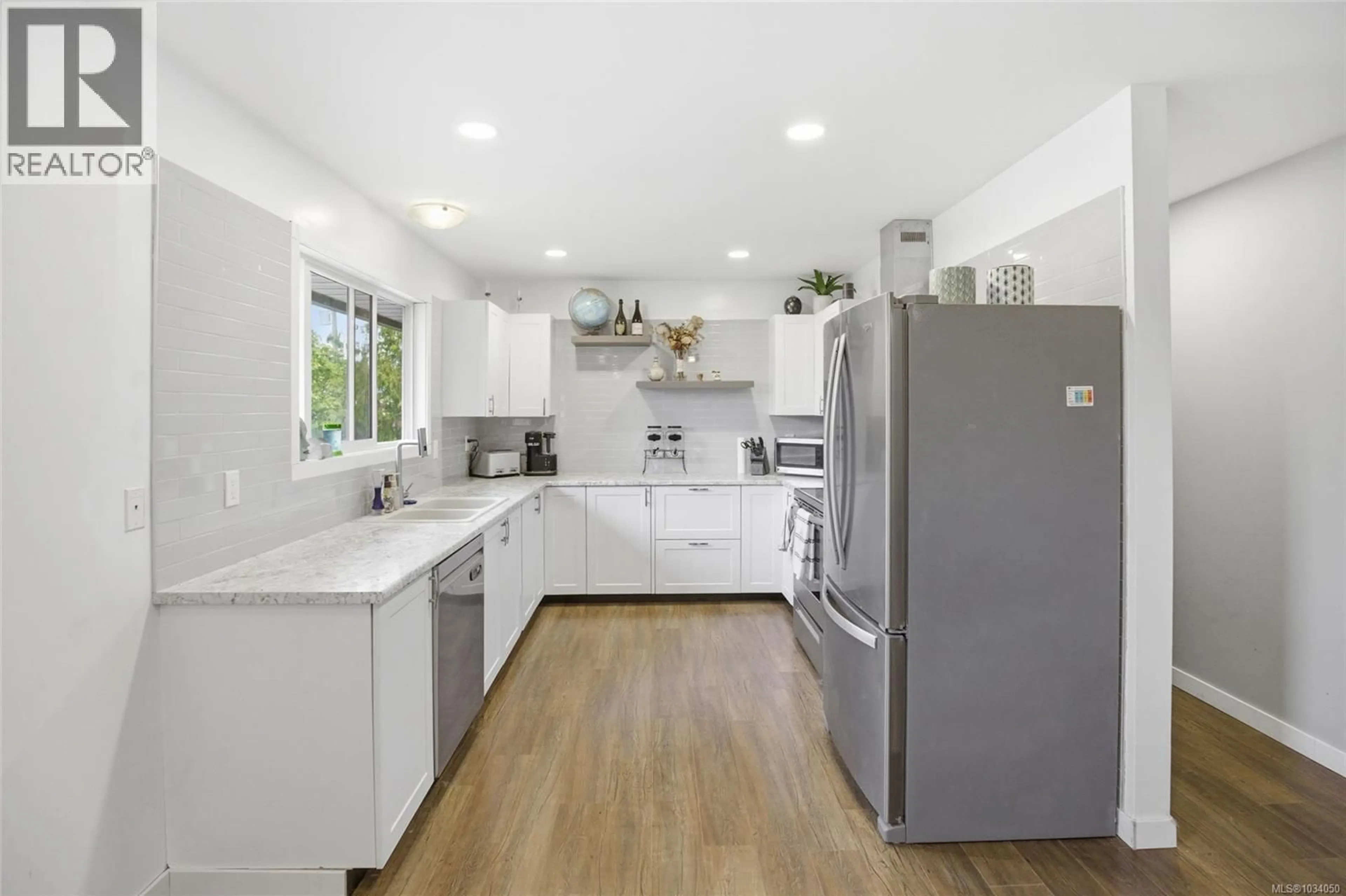 Open concept kitchen, unknown for 953 POPLAR WAY, Whiskey Creek British Columbia V9K1T5