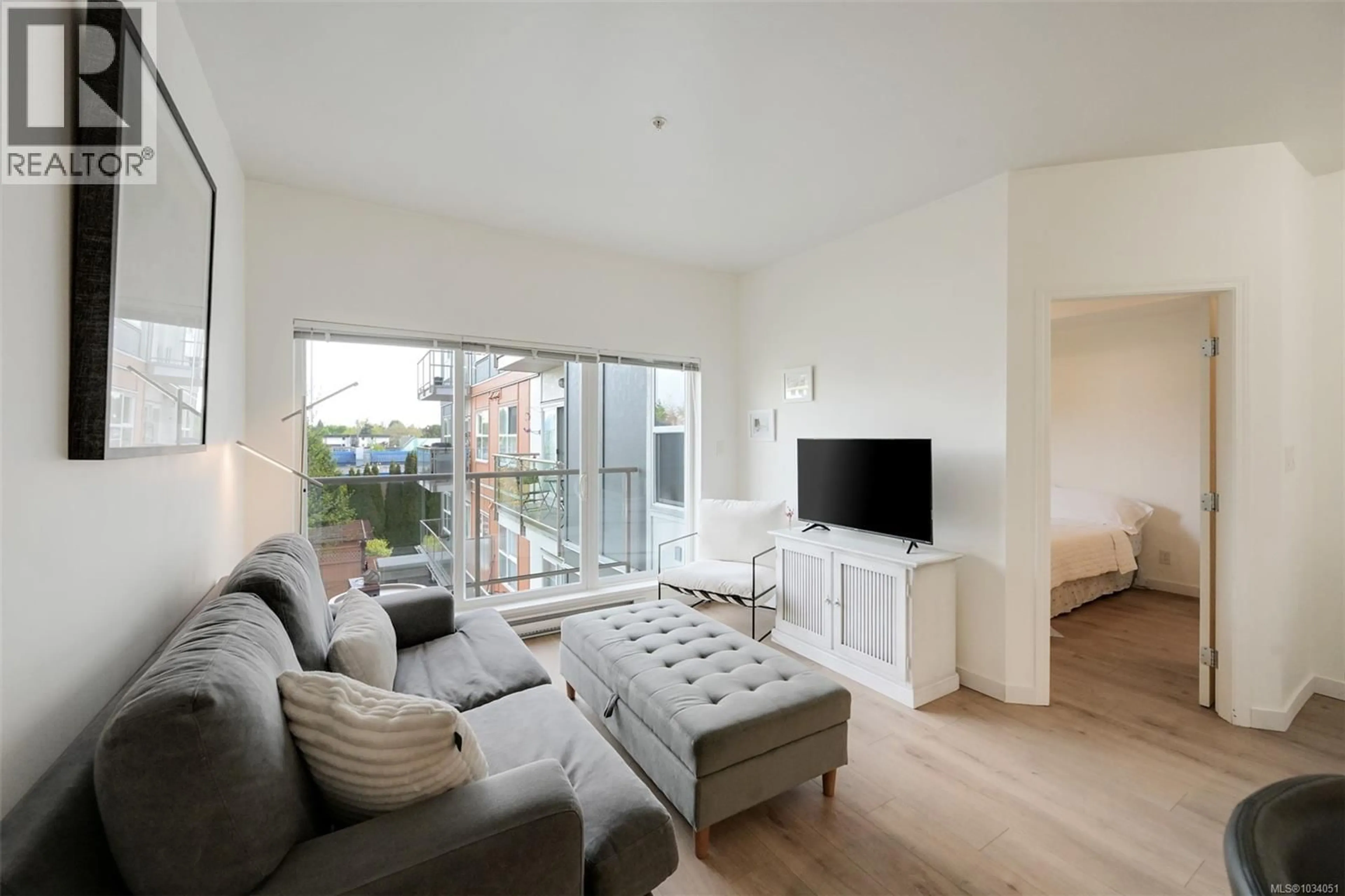 Living room with furniture, unknown for 311 - 1550 CHURCH AVENUE, Saanich British Columbia V8P2H1