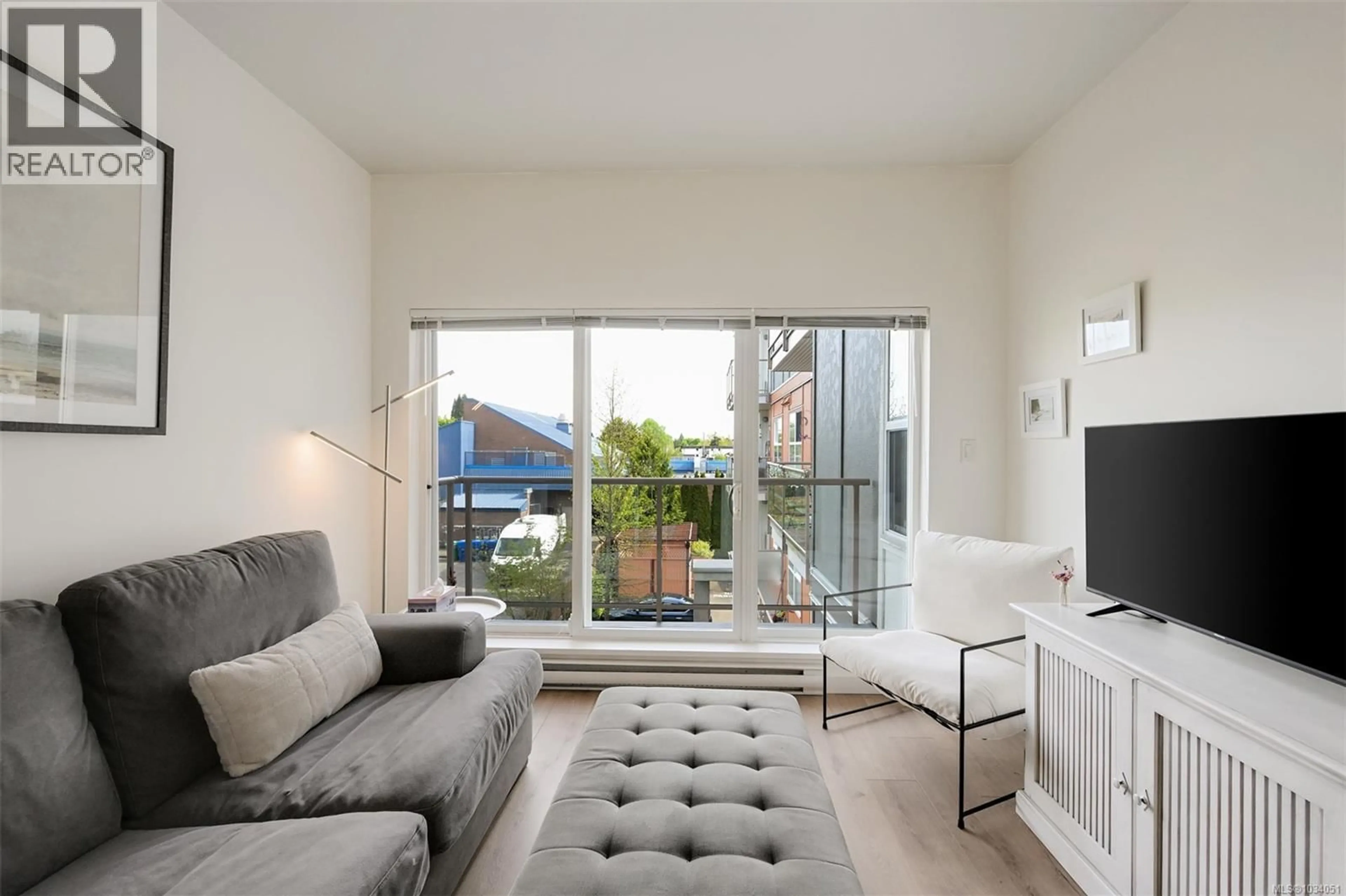 Living room with furniture, unknown for 311 - 1550 CHURCH AVENUE, Saanich British Columbia V8P2H1