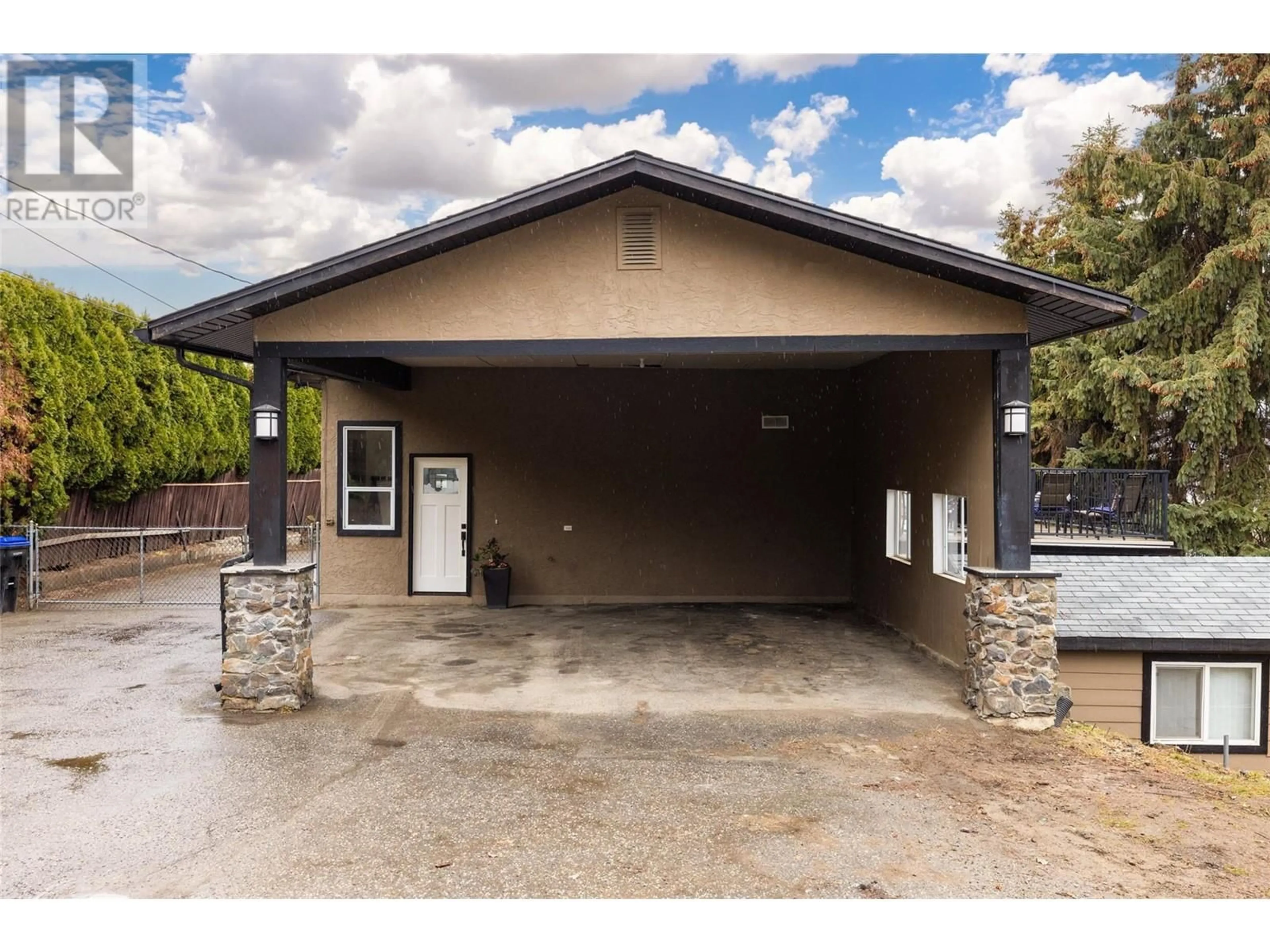 Indoor garage for 2140 MCKENZIE ROAD, Kelowna British Columbia V1P1A6