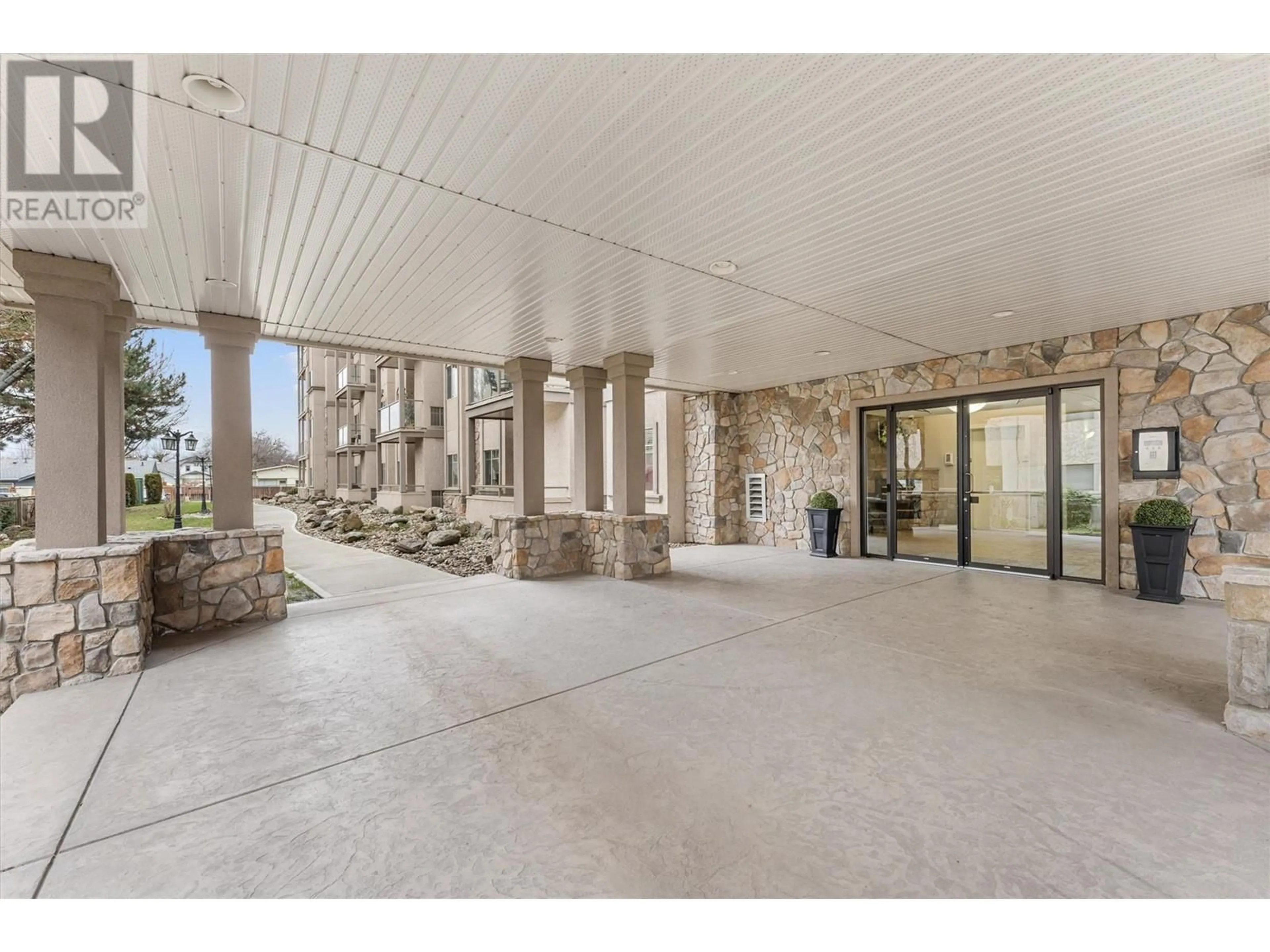 Indoor foyer for 206 - 1007 HARVEY AVENUE, Kelowna British Columbia V1Y6E4