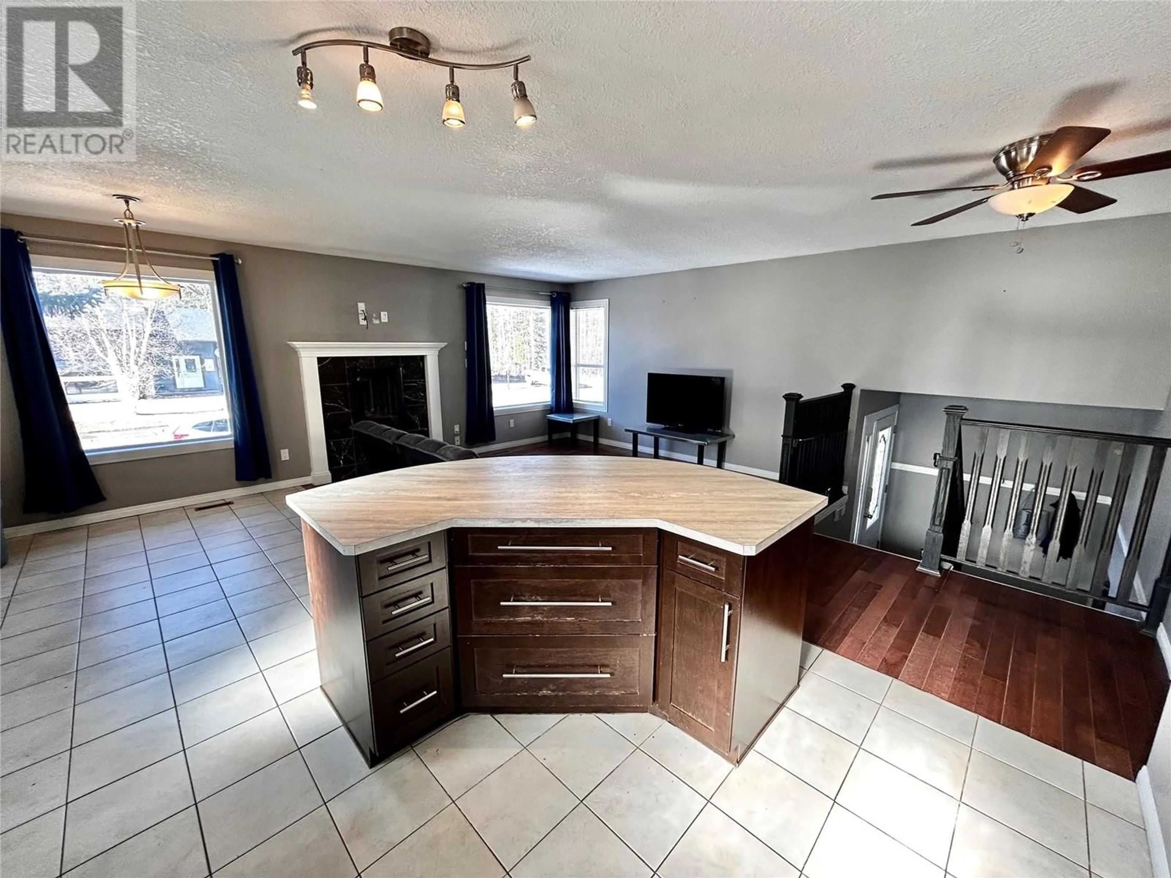 Open concept kitchen, unknown for 256 PEACE RIVER CRESCENT, Tumbler Ridge British Columbia V0C2W0