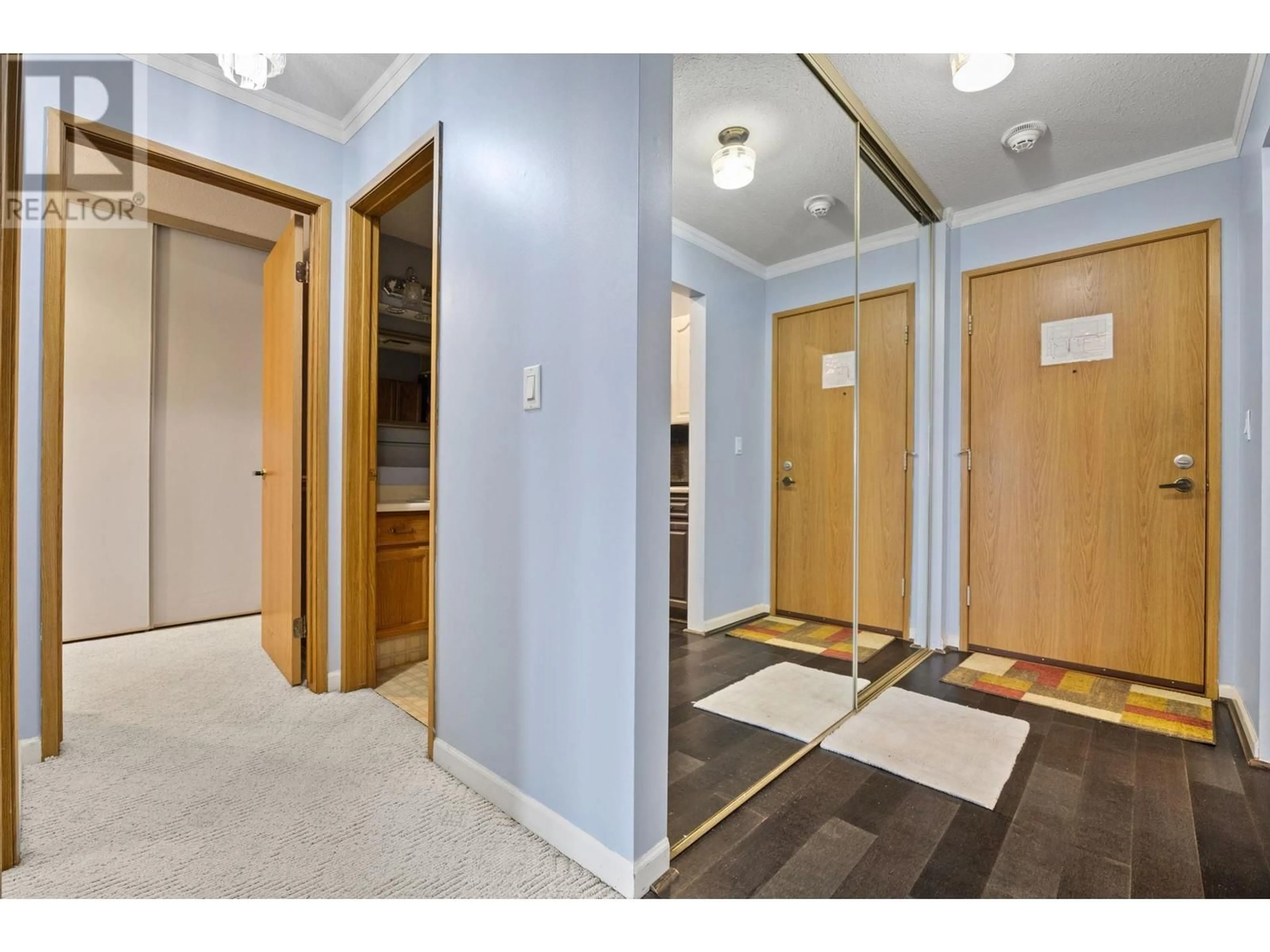 Indoor foyer for 206 - 2110 HOY STREET, Kelowna British Columbia V1Y8T4