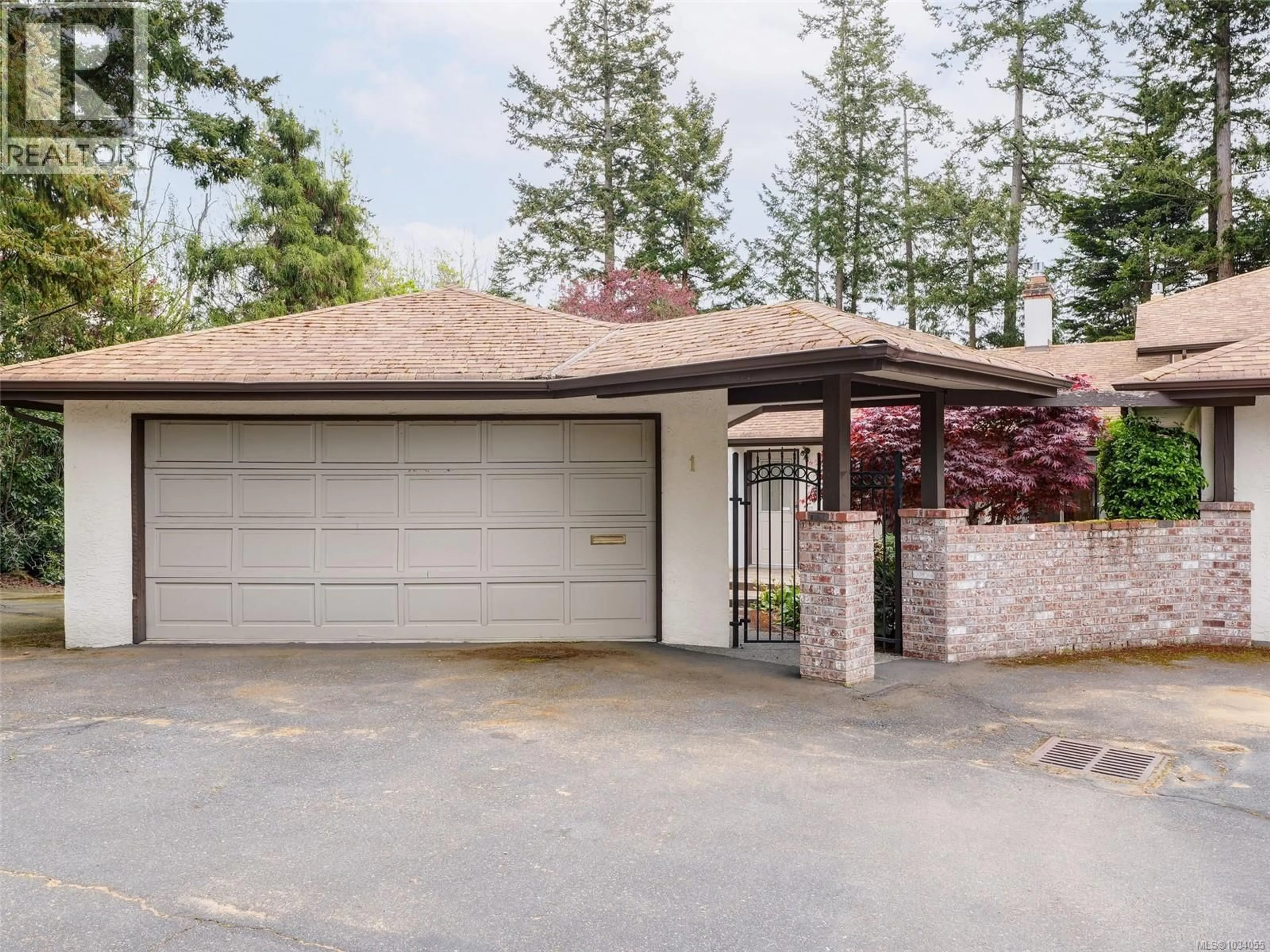 Unknown for 1 - 4631 LOCHSIDE DRIVE, Saanich British Columbia V8Y2S9