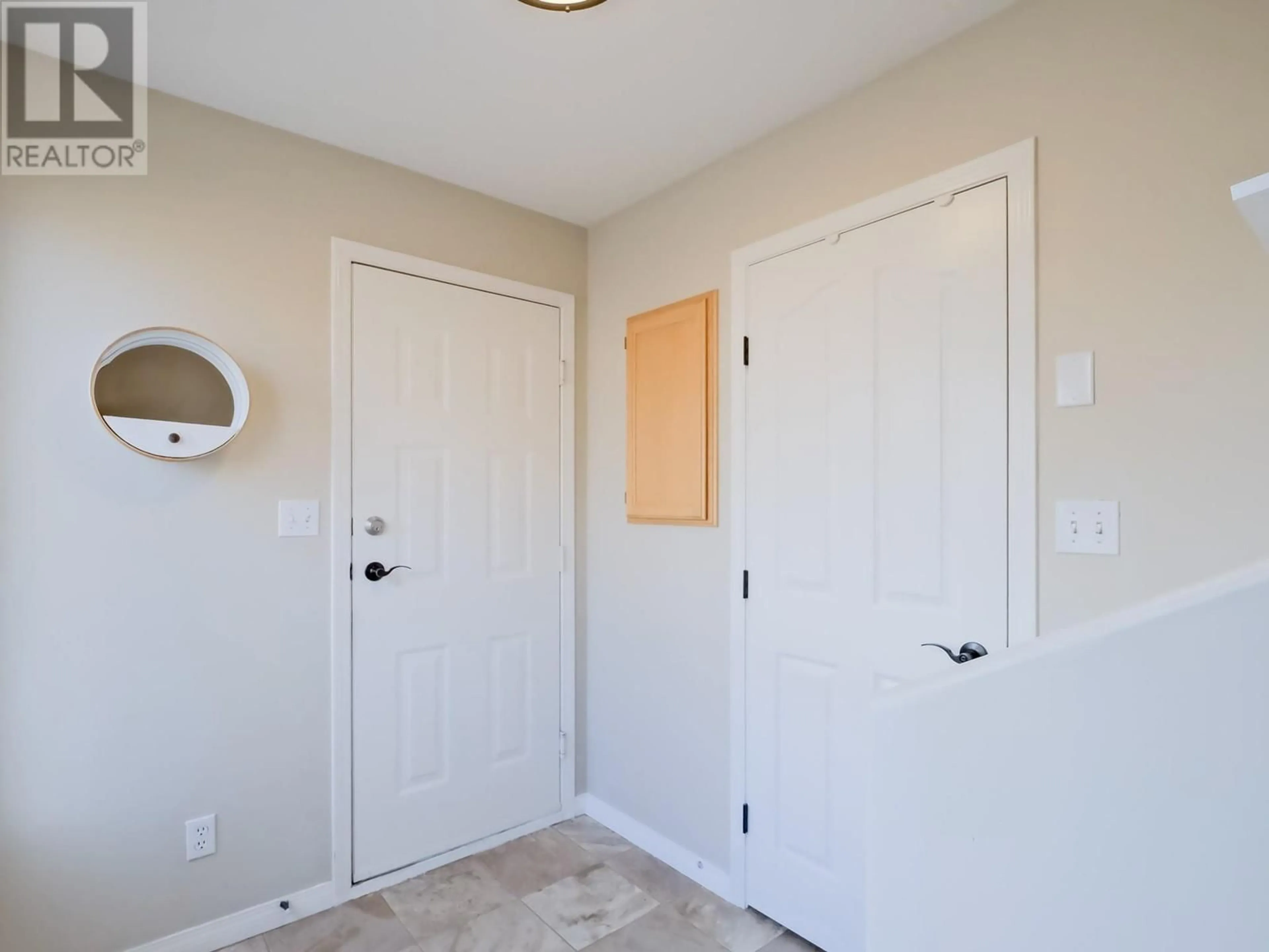Indoor entryway for 102 - 1414 GOVERNMENT STREET, Penticton British Columbia V2A4W1