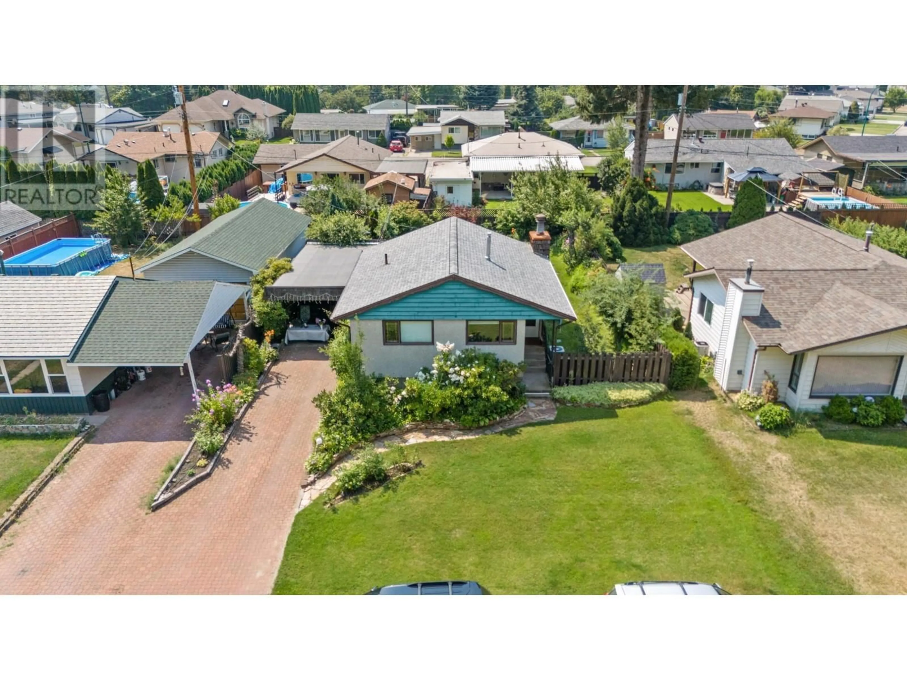 A pic from outside/outdoor area/front of a property/back of a property/a pic from drone, street for 1150 MARIANNA CRESCENT, Trail British Columbia V1R1E1