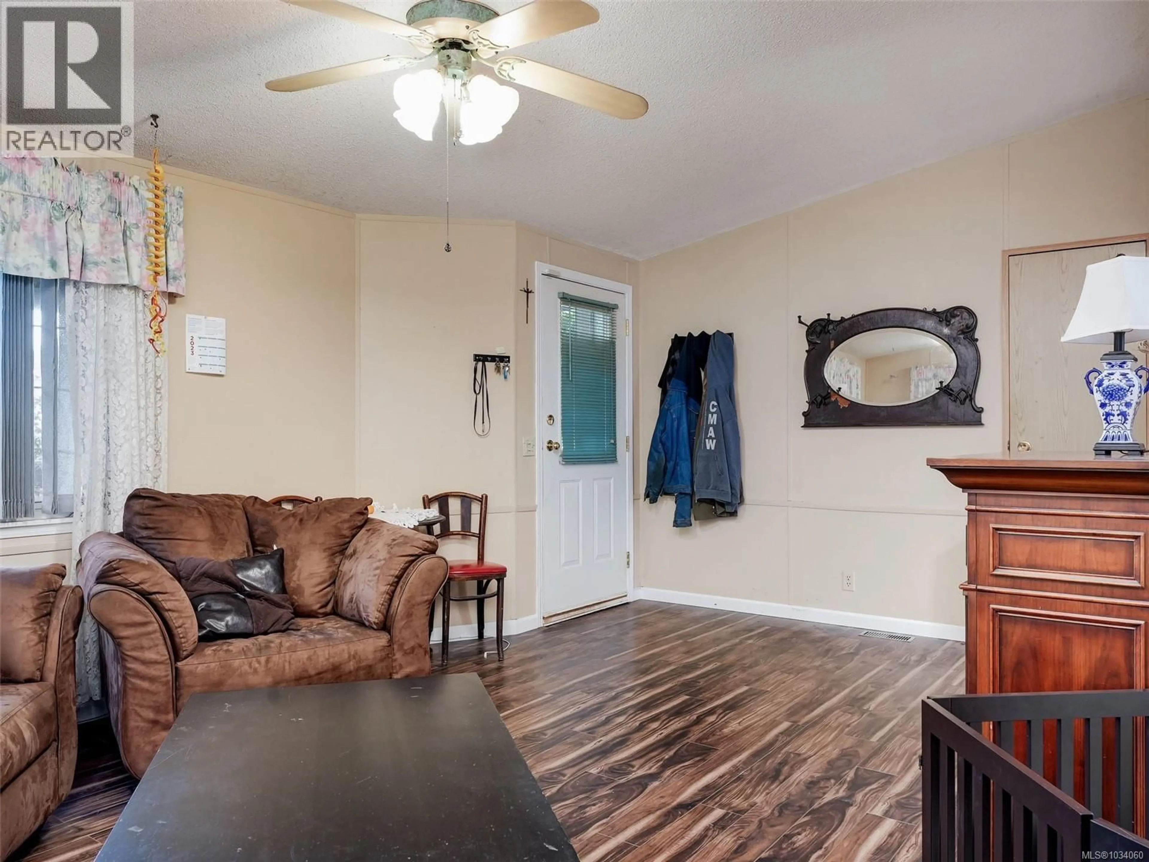 Living room with furniture, wood/laminate floor for 2 - 2741 STAUTW ROAD, Central Saanich British Columbia V8M2E9