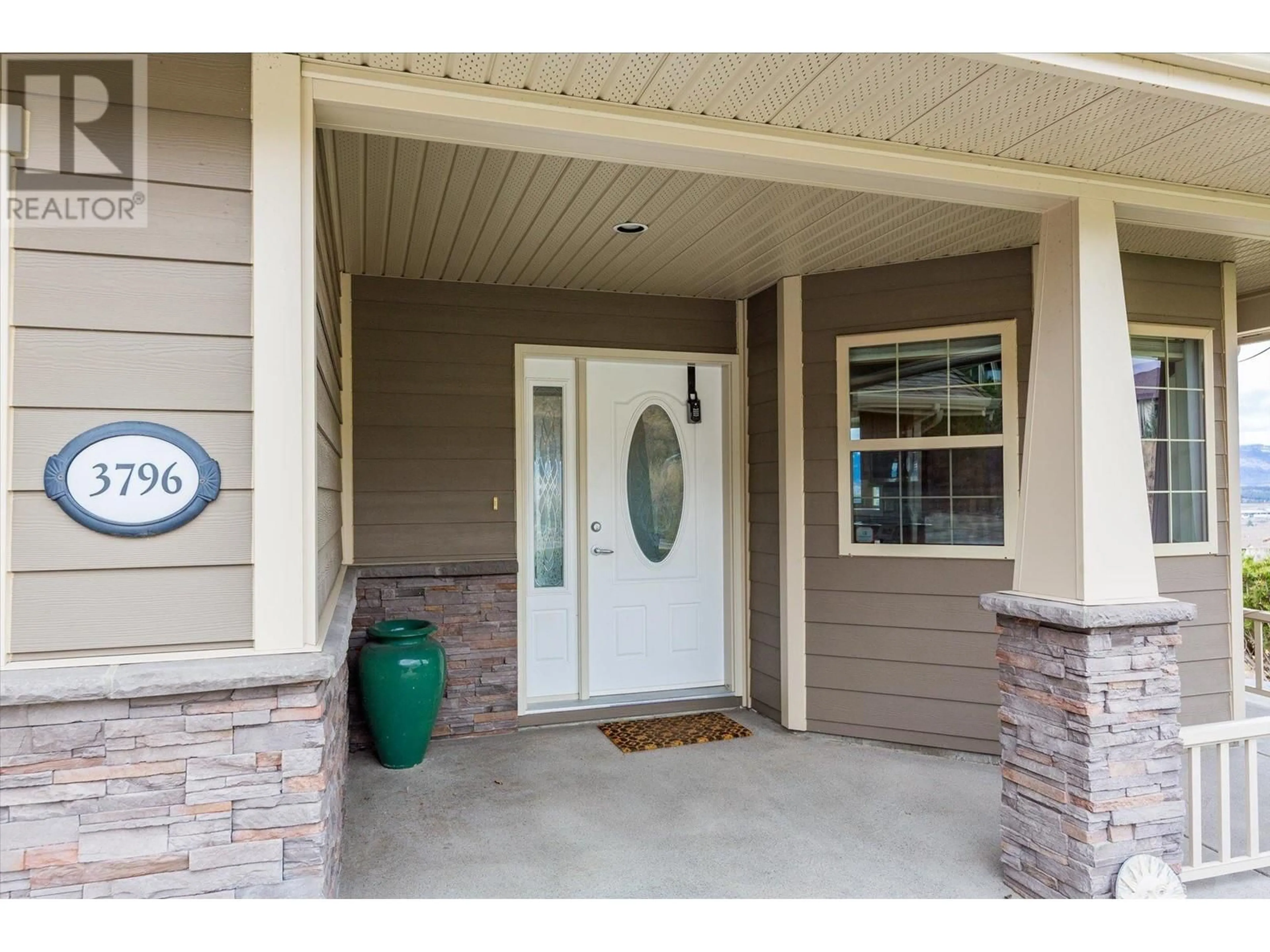 Indoor entryway for 3796 SUNSET RANCH DRIVE, Kelowna British Columbia V1X8C7