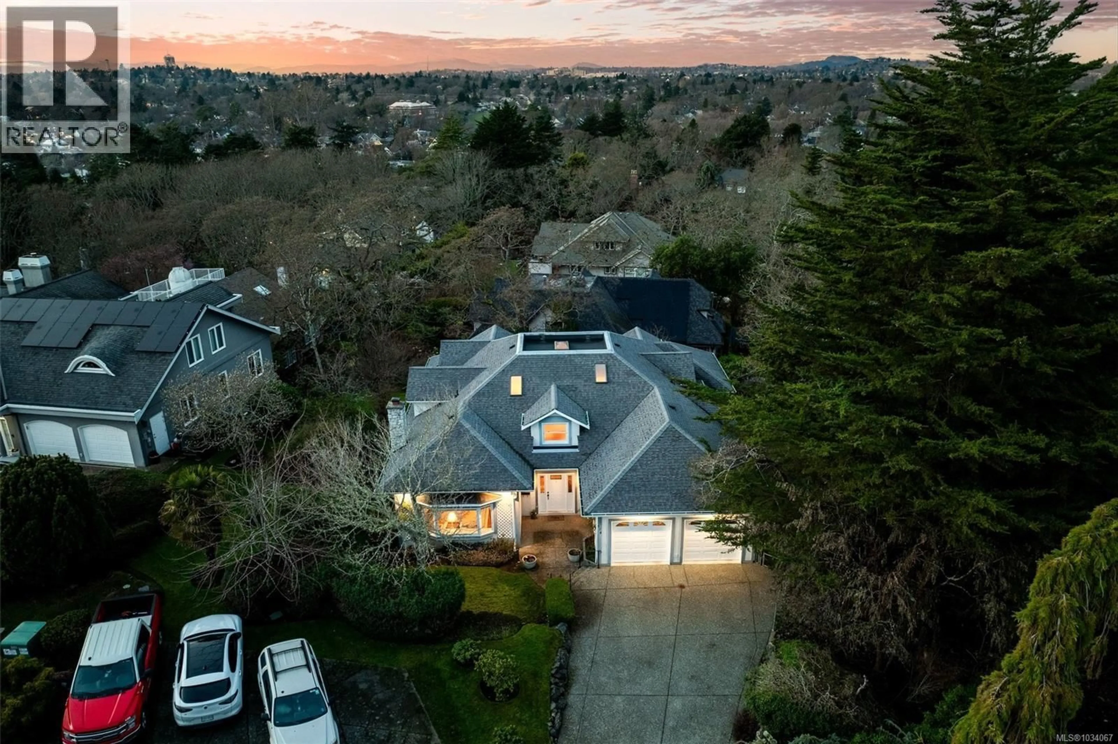 A pic from outside/outdoor area/front of a property/back of a property/a pic from drone, street for 578 ISLAND ROAD, Oak Bay British Columbia V8S2T6
