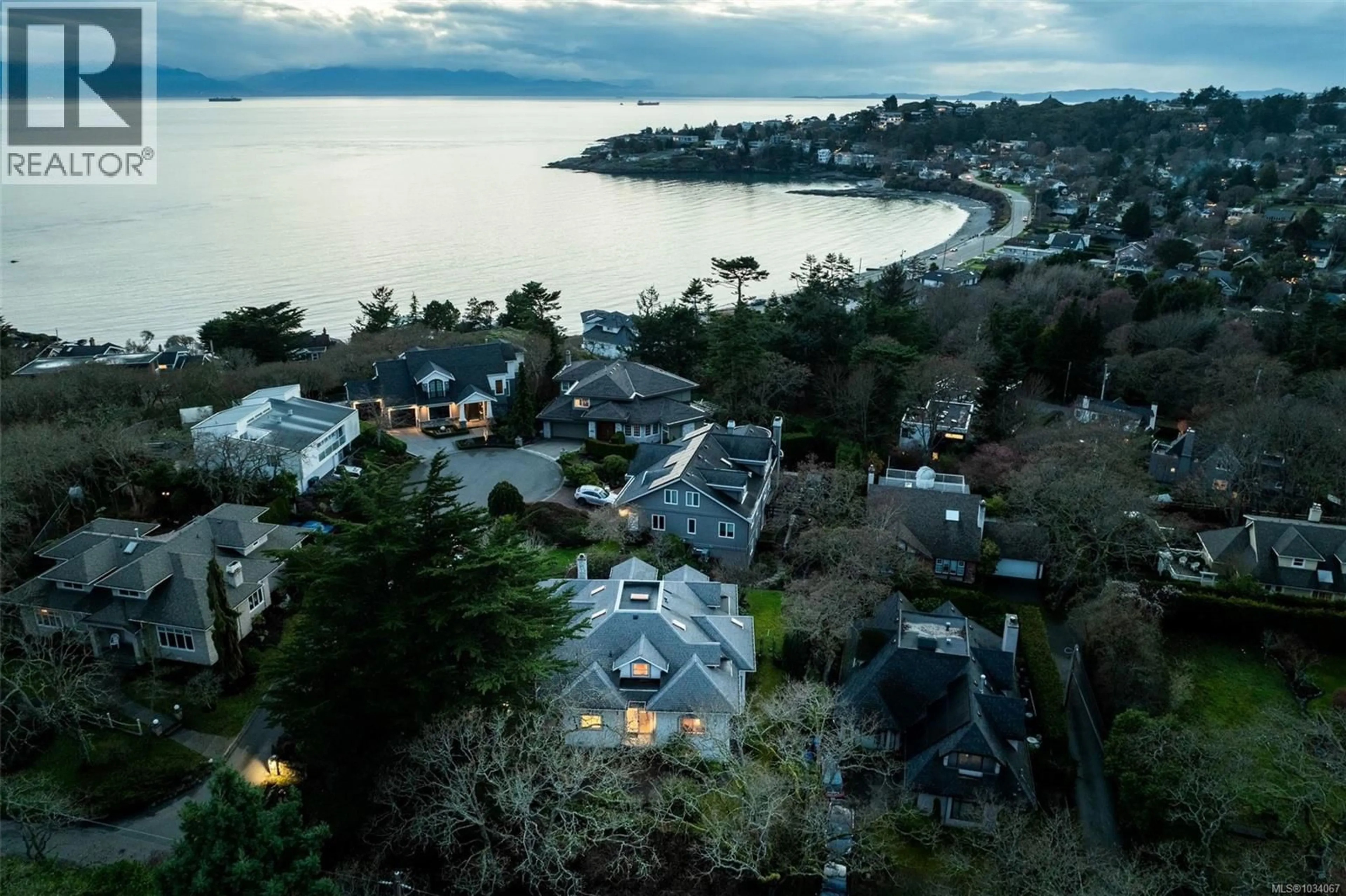 A pic from outside/outdoor area/front of a property/back of a property/a pic from drone, water/lake/river/ocean view for 578 ISLAND ROAD, Oak Bay British Columbia V8S2T6
