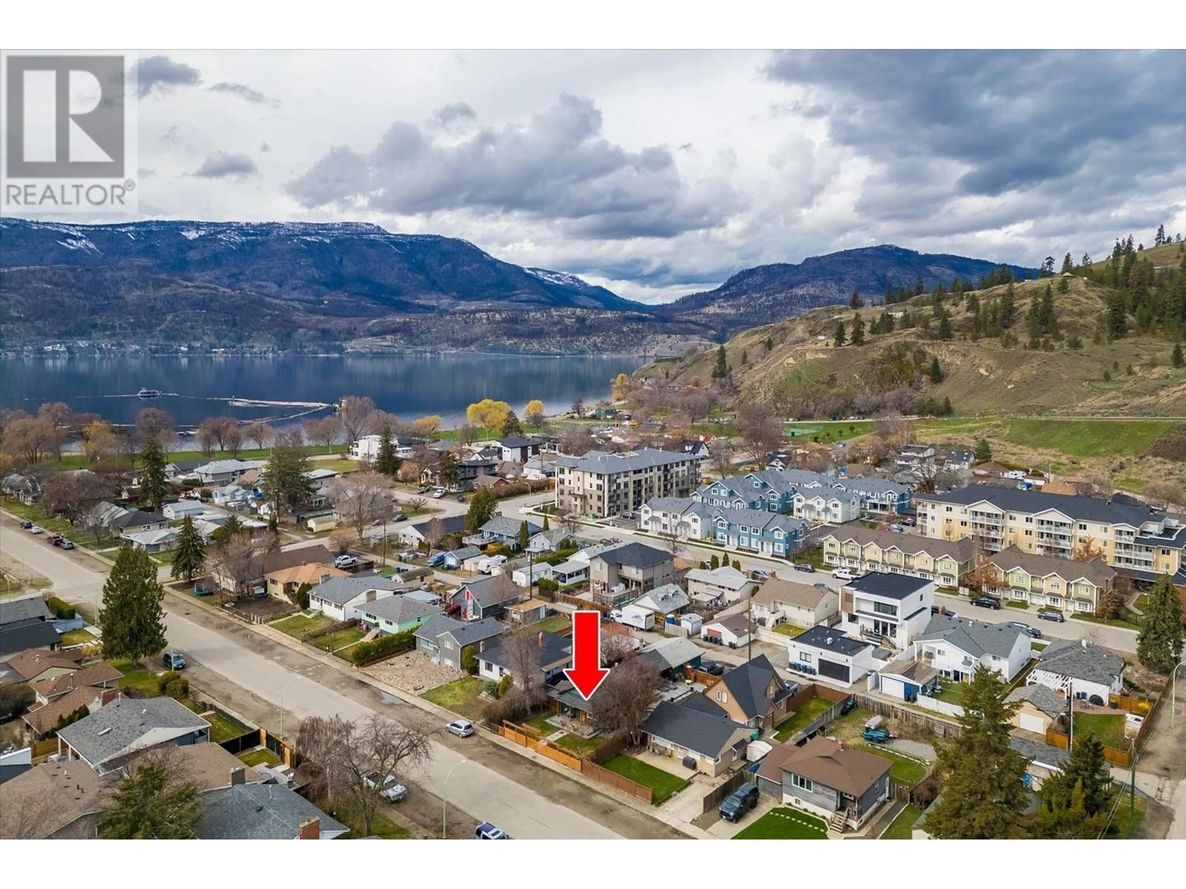 A pic from outside/outdoor area/front of a property/back of a property/a pic from drone, mountain view for 662 OXFORD AVENUE, Kelowna British Columbia V1Y7L7