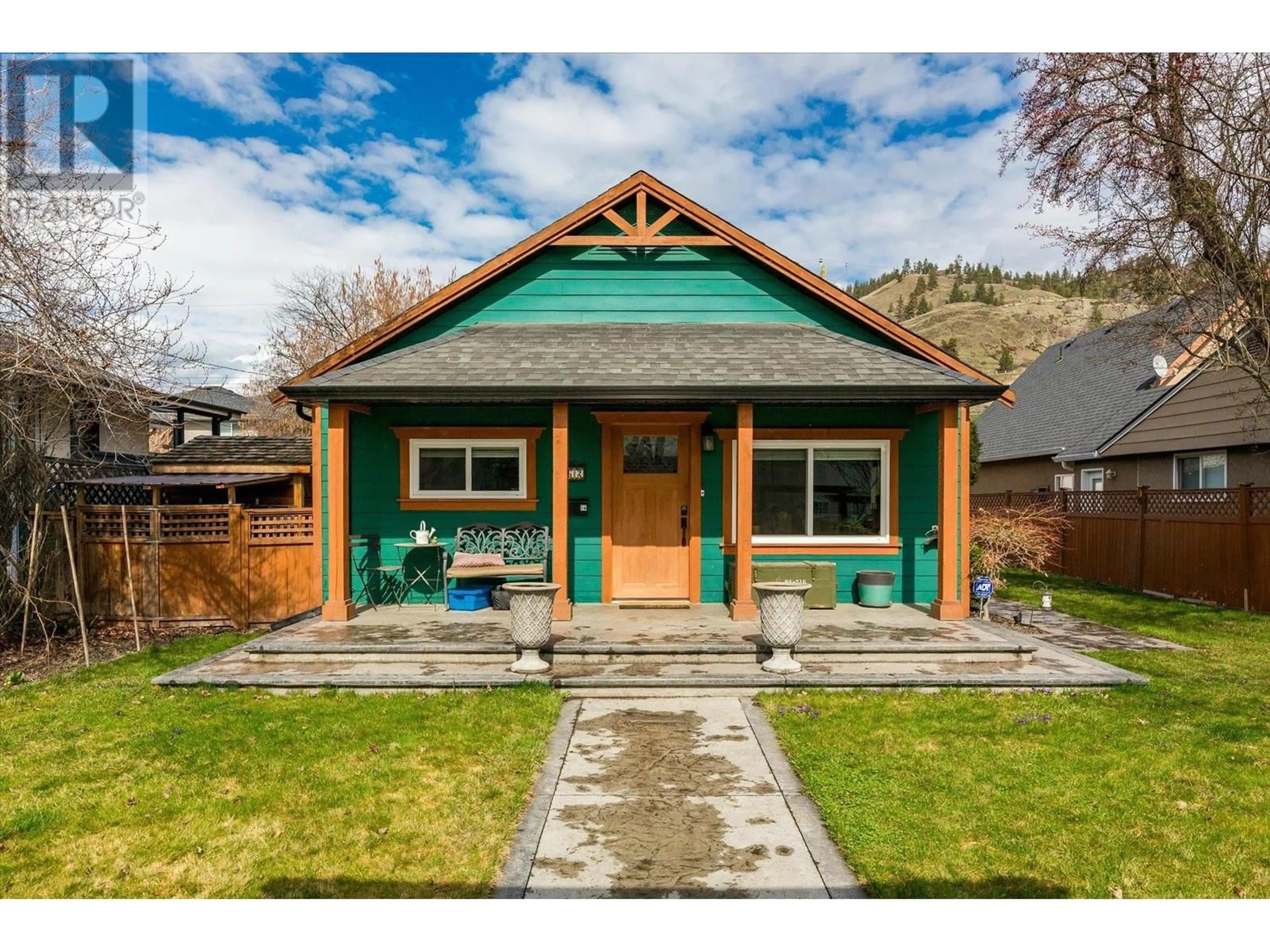 Home with vinyl exterior material, street for 662 OXFORD AVENUE, Kelowna British Columbia V1Y7L7