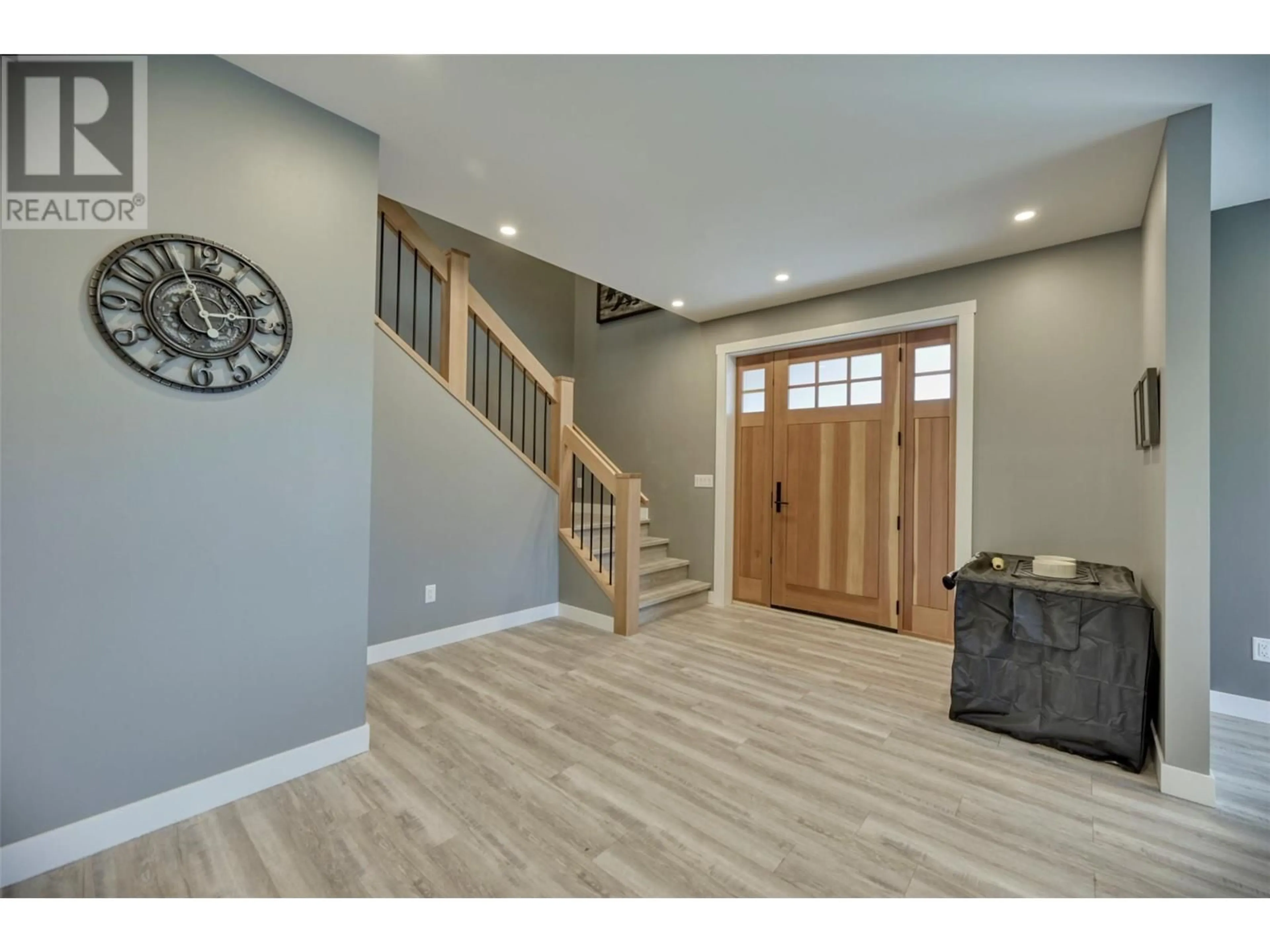 Indoor entryway for 140 GRIZZLY PLACE, Osoyoos British Columbia V0H1V6