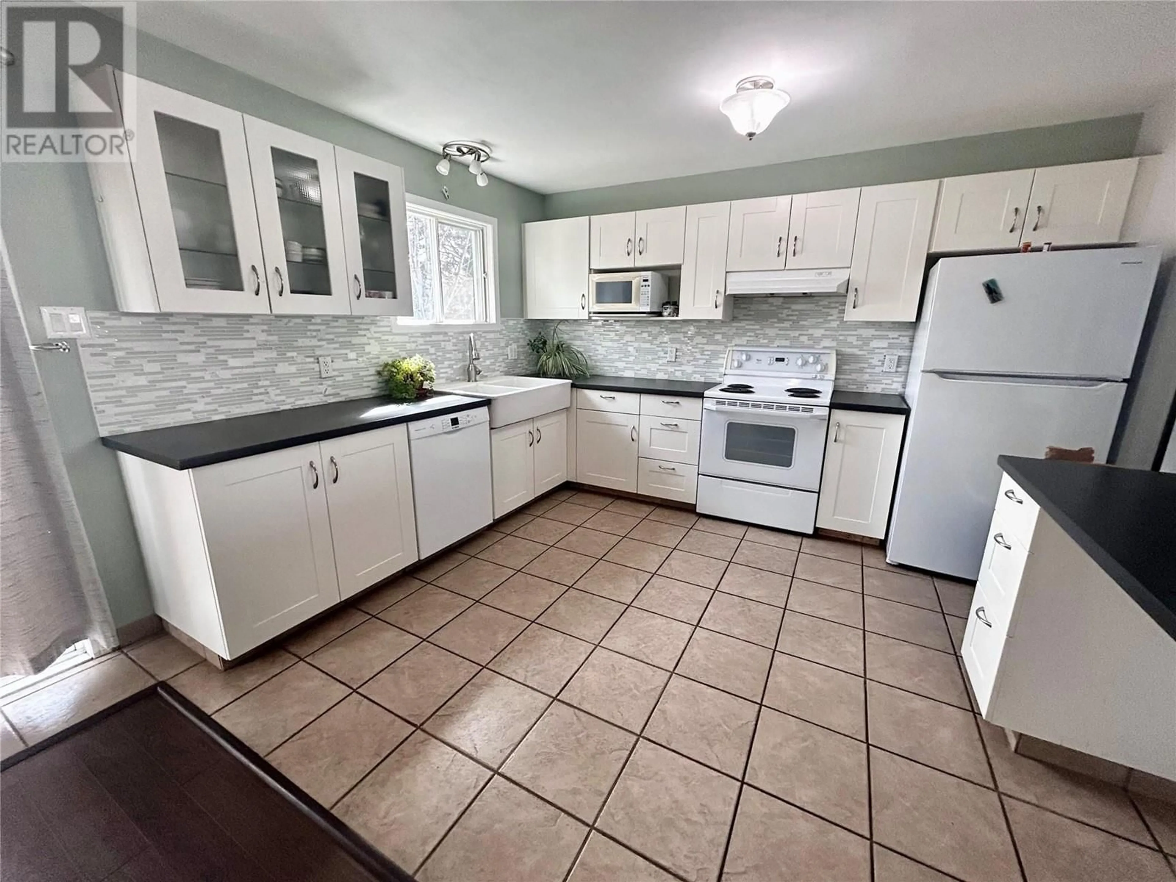 Standard kitchen, ceramic/tile floor for 264 MURRAY DRIVE, Tumbler Ridge British Columbia V0C2W0