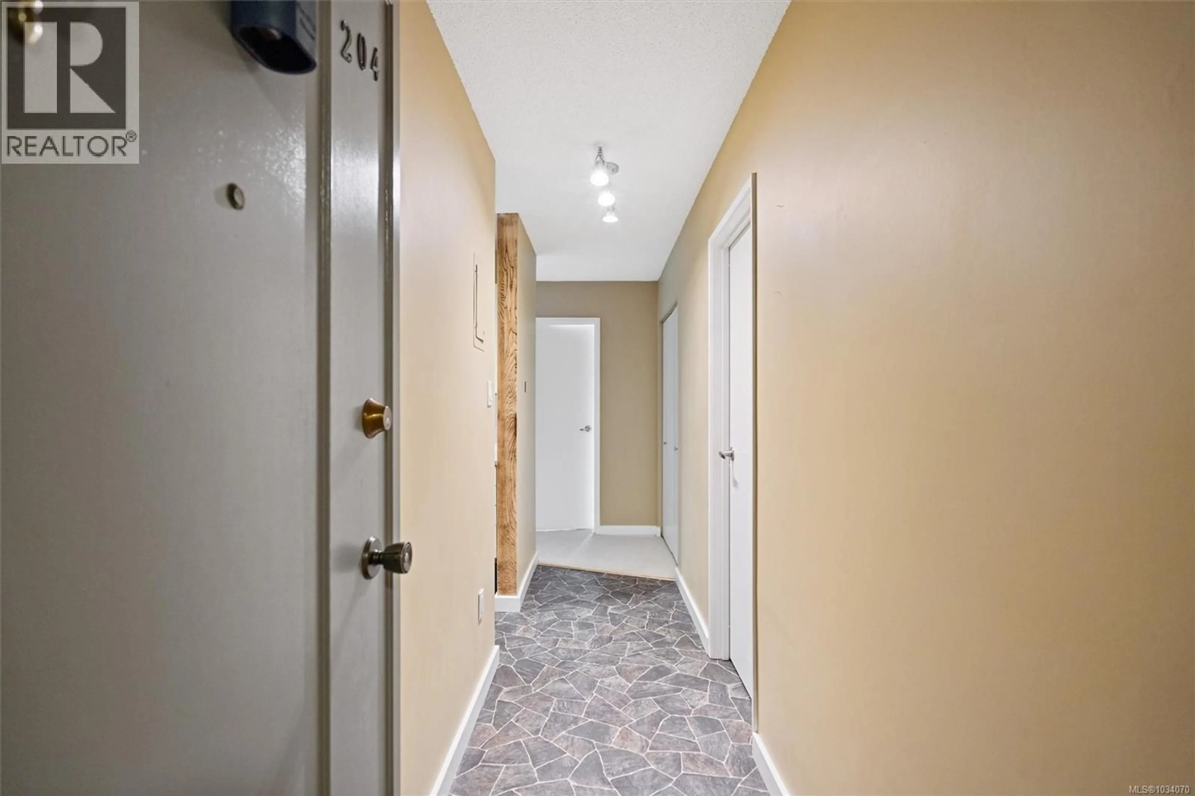 Indoor entryway for 204 - 1035 MCCLURE STREET, Victoria British Columbia V8V3G1