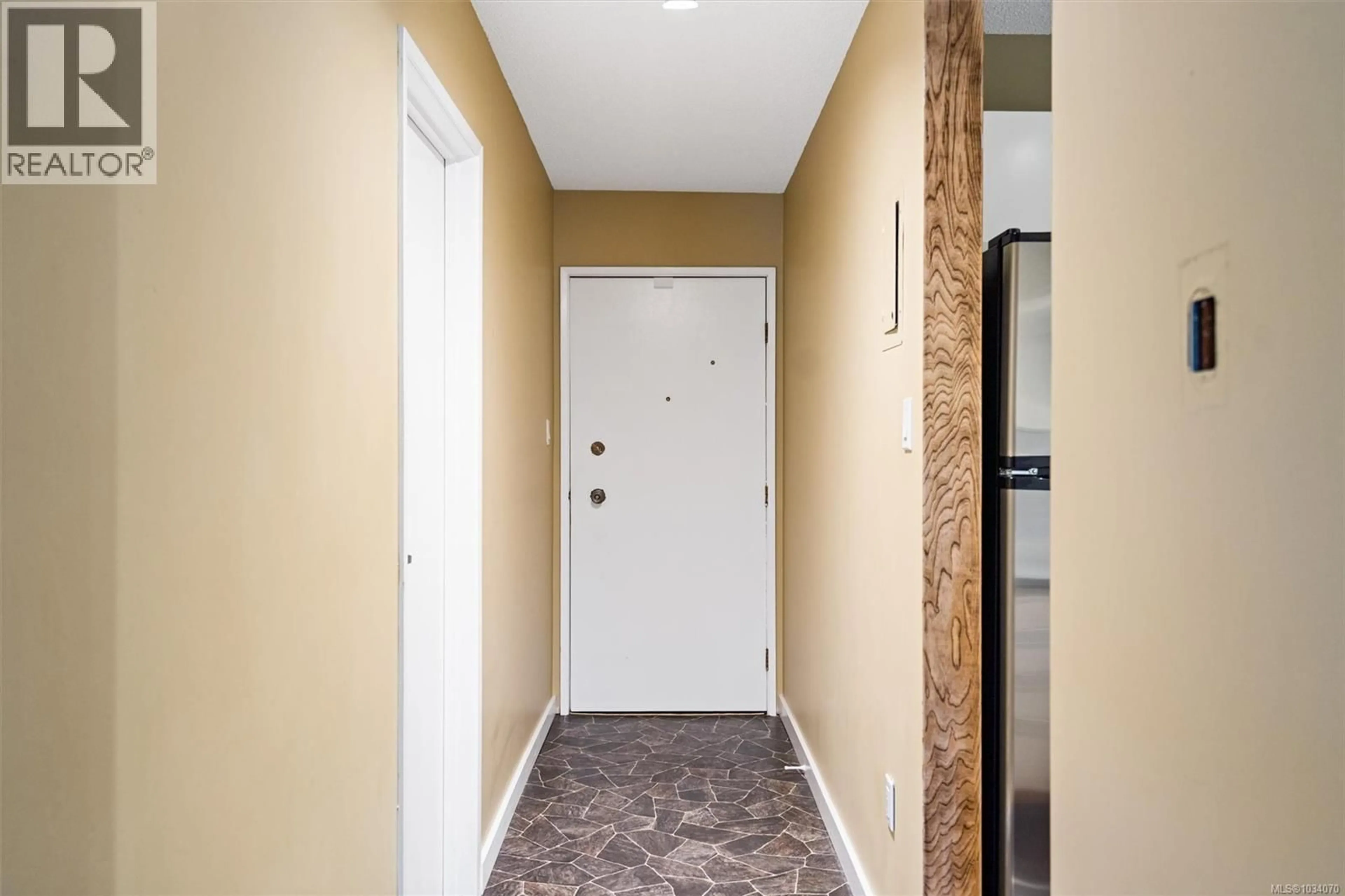 Indoor entryway for 204 - 1035 MCCLURE STREET, Victoria British Columbia V8V3G1