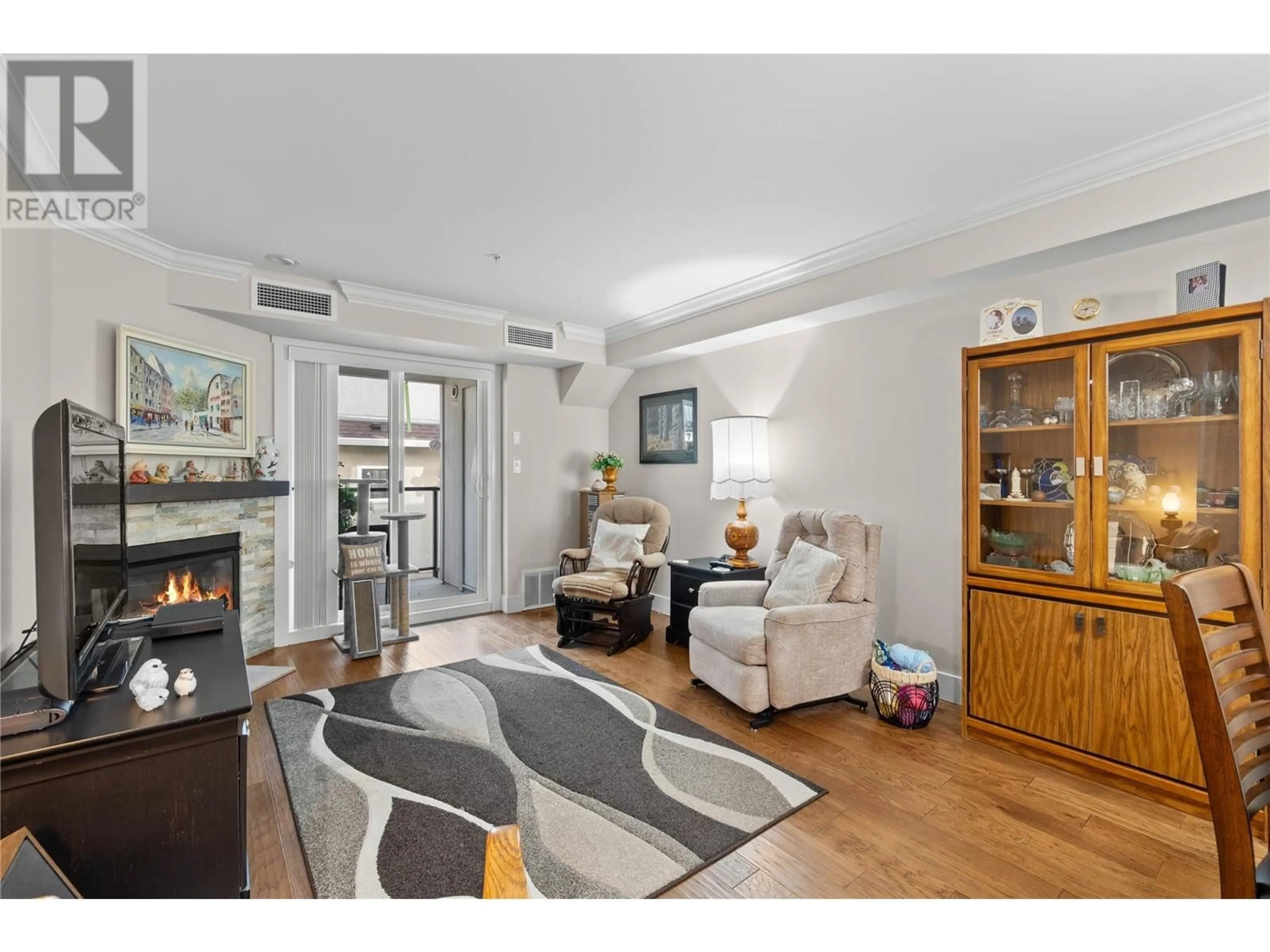 Living room with furniture, wood/laminate floor for 304 - 330 4 AVENUE SOUTHEAST, Salmon Arm British Columbia V0E0E2