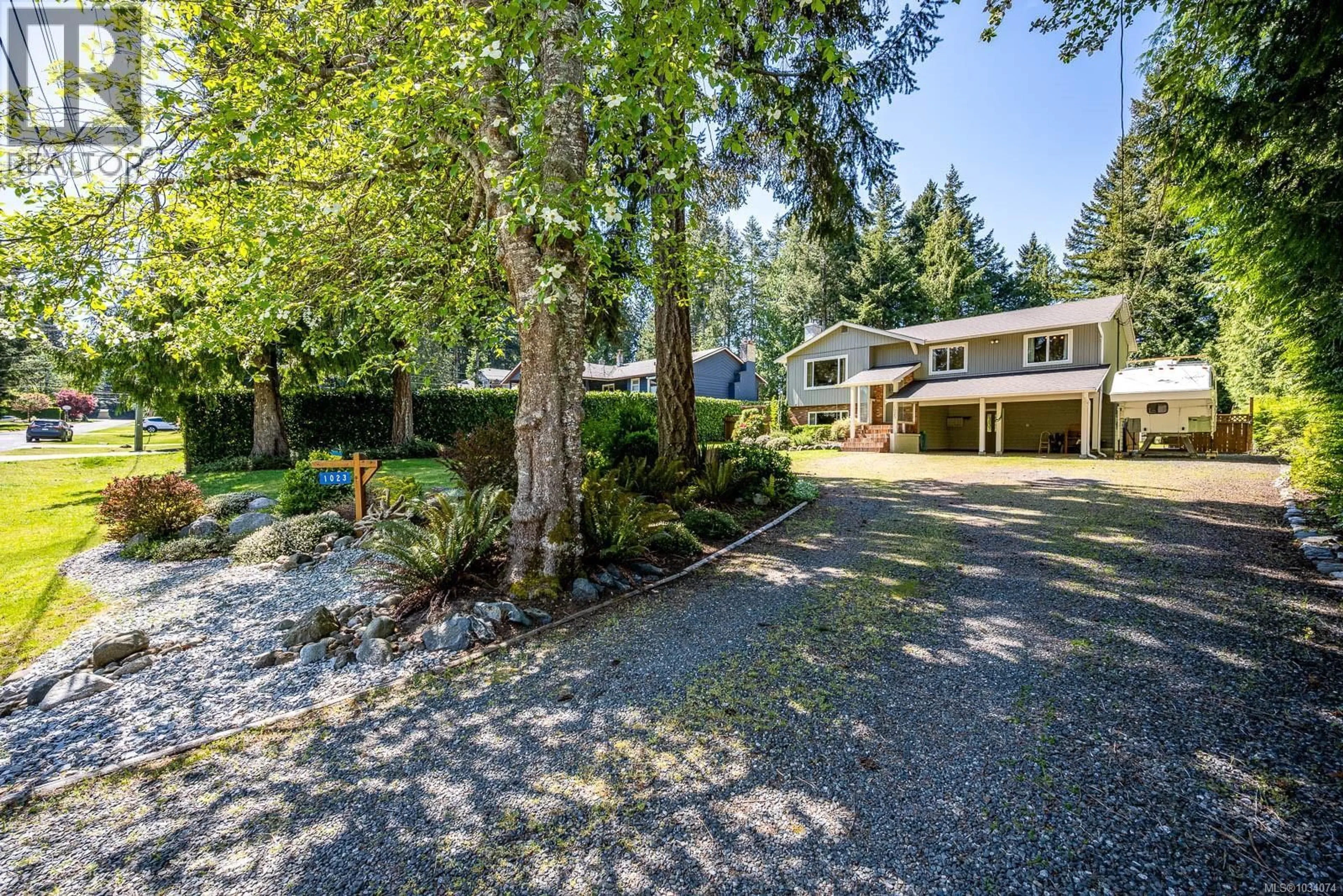 A pic from outside/outdoor area/front of a property/back of a property/a pic from drone, unknown for 1023 SYLVAN ROAD, Comox British Columbia V9M3Z1