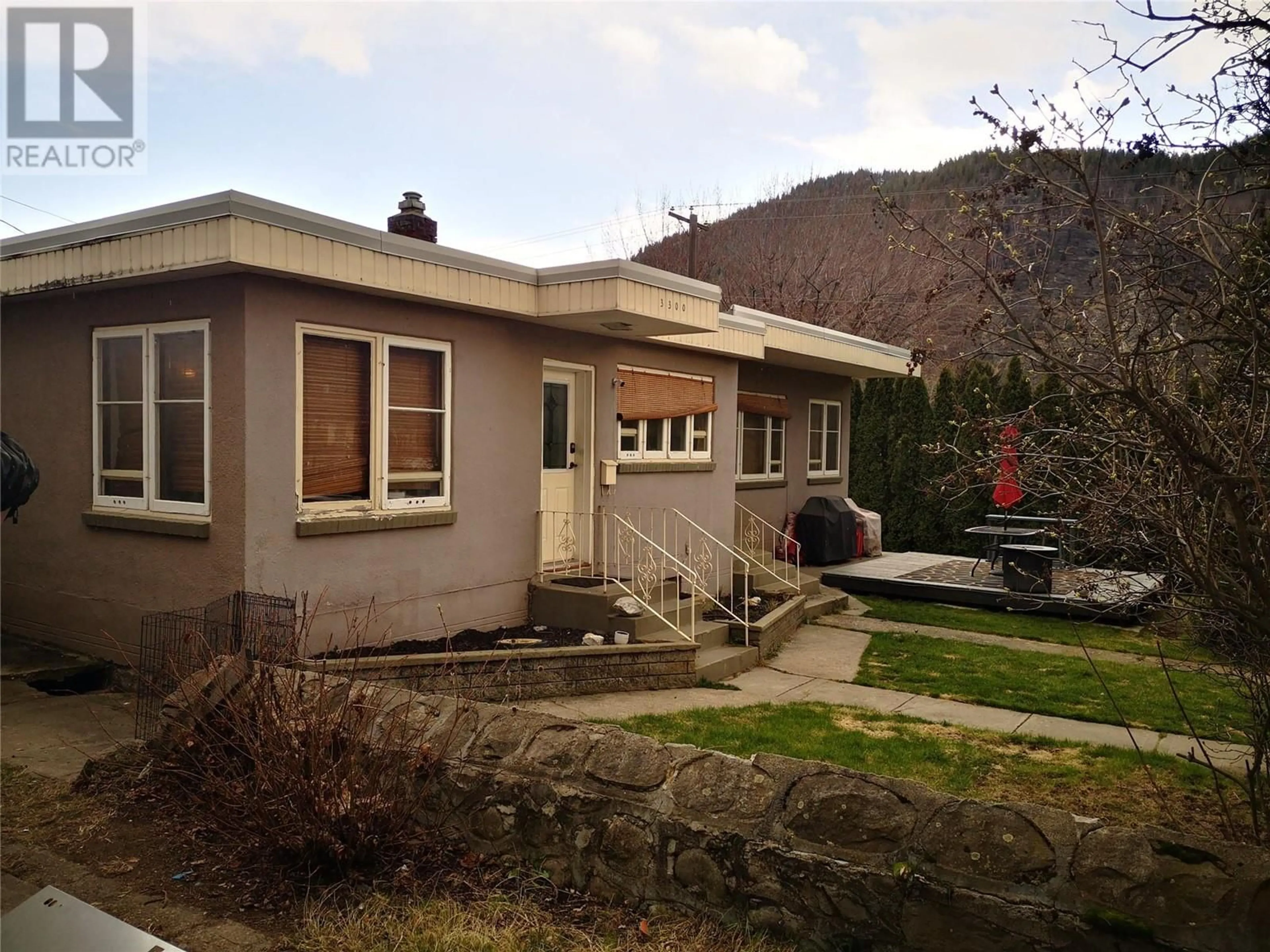 Home with vinyl exterior material, unknown for 3300 DAHLIA CRESCENT, Trail British Columbia V1R2X9