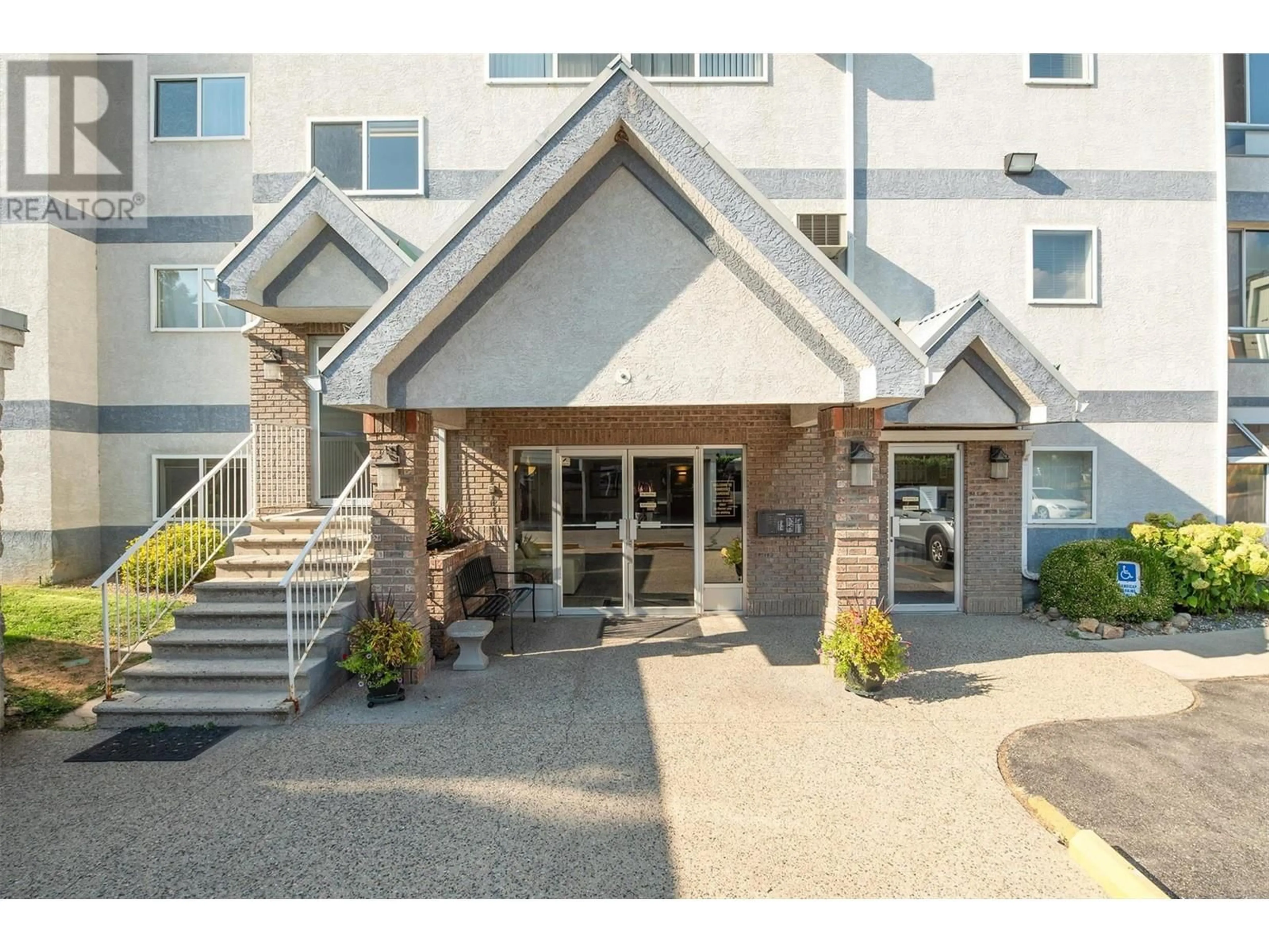 Indoor foyer for 203 - 200 HOLLYWOOD ROAD, Kelowna British Columbia V1X6Y9
