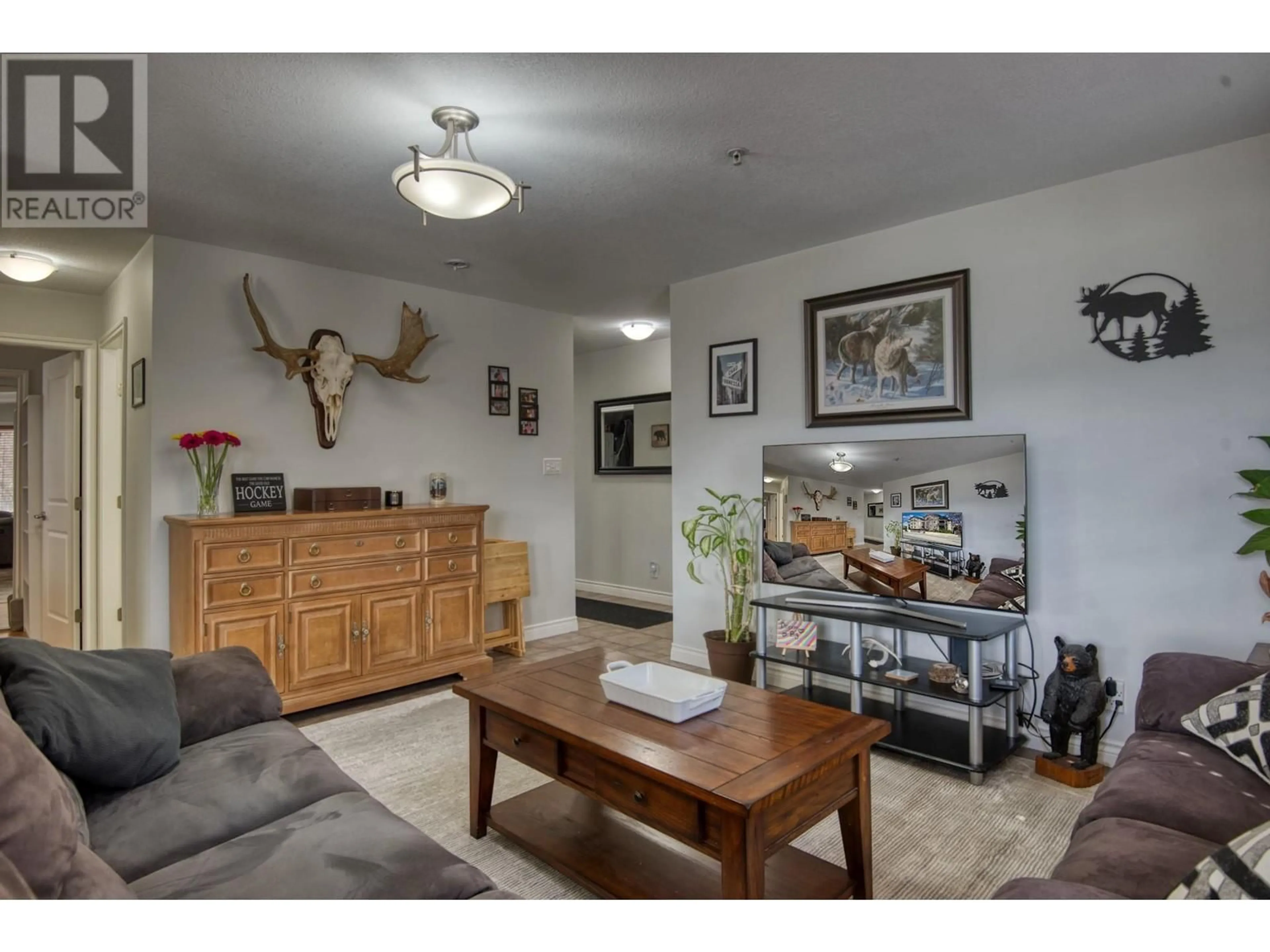 Living room with furniture, wood/laminate floor for 102 - 764 GOVERNMENT STREET, Penticton British Columbia V2A4T3