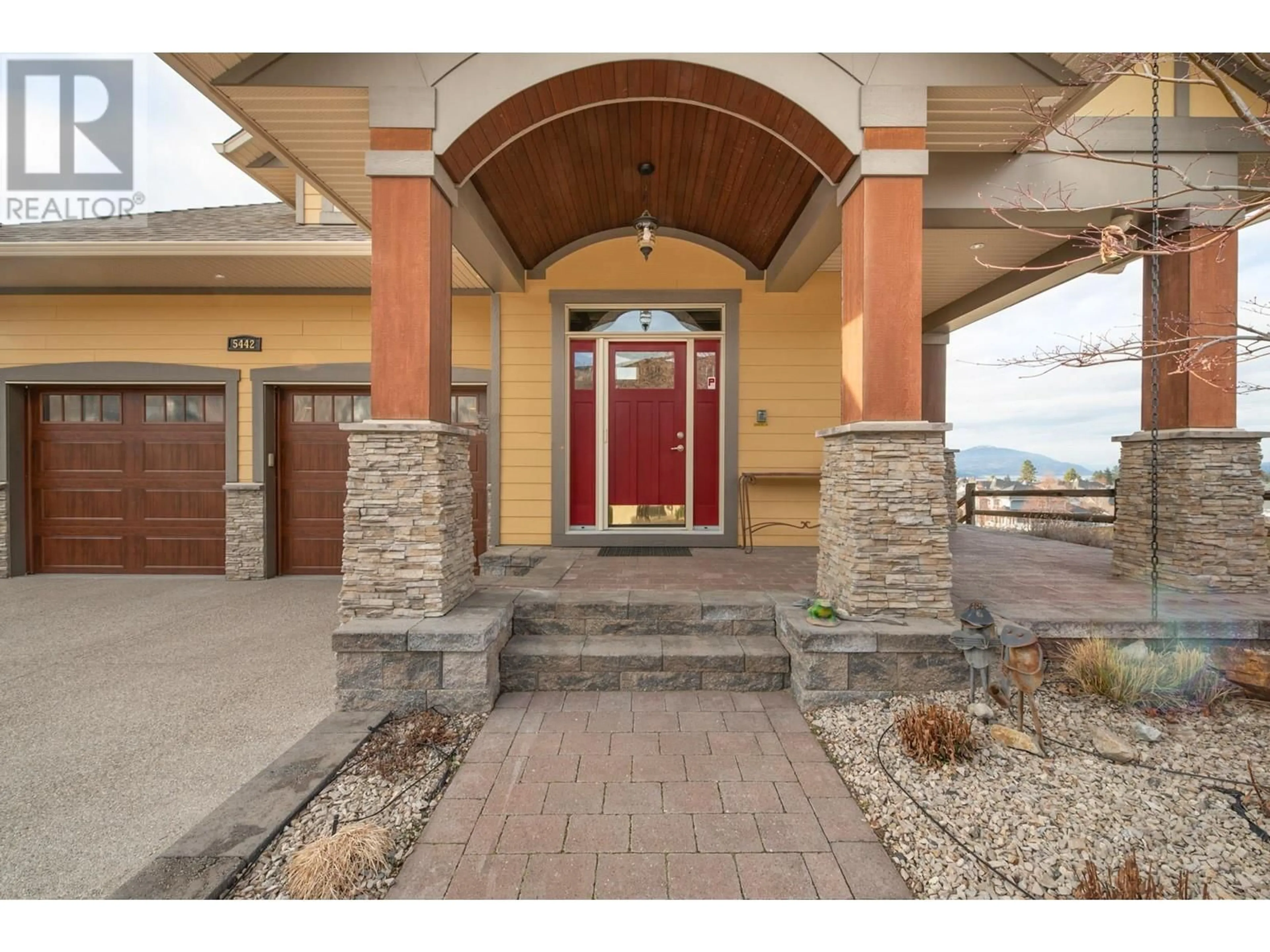 Indoor entryway for 5442 SOUTH PERIMETER WAY, Kelowna British Columbia V1W5C6