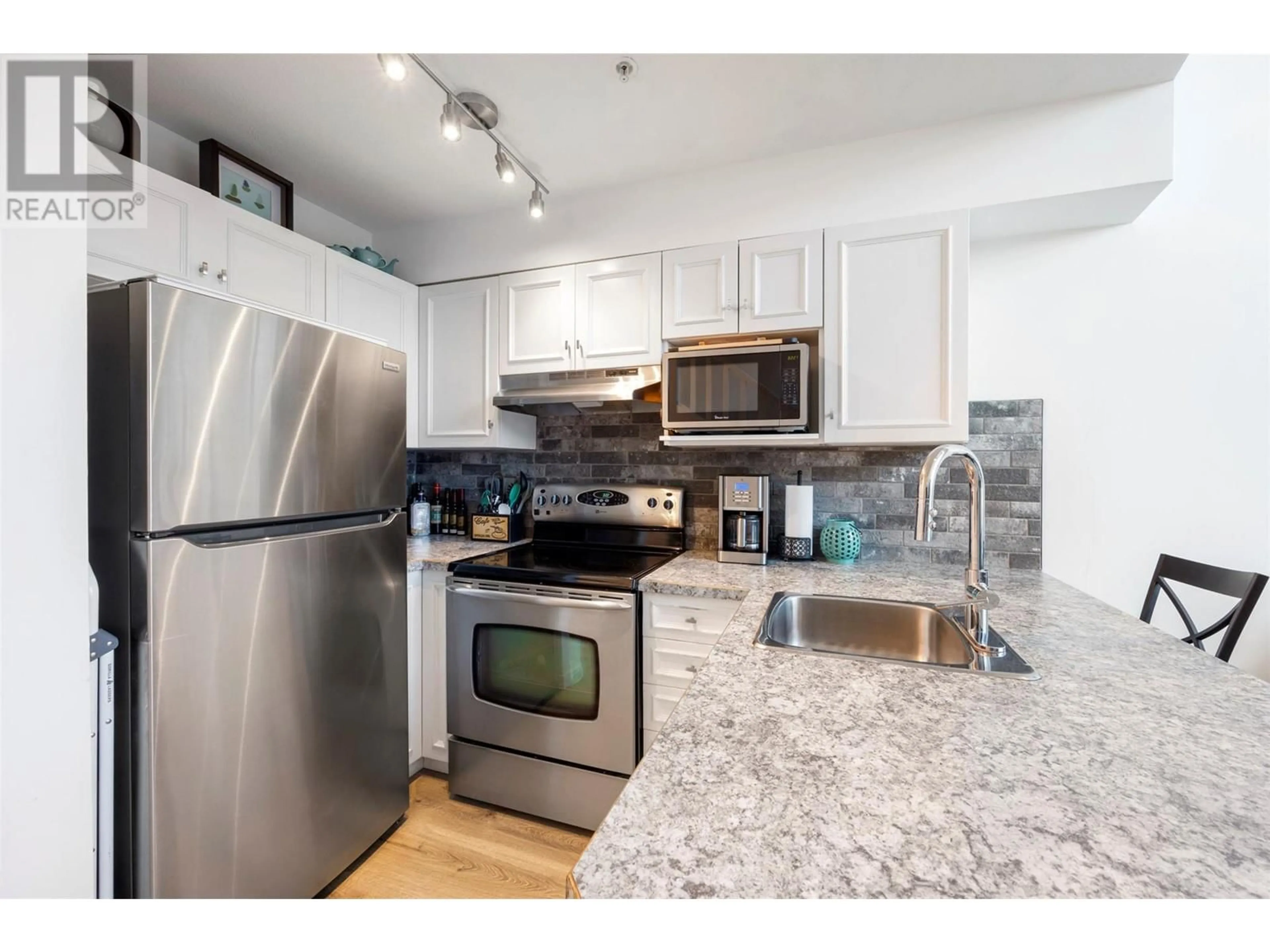 Standard kitchen, unknown for 302 - 3185 VIA CENTRALE OTHER, Kelowna British Columbia V1V2A7