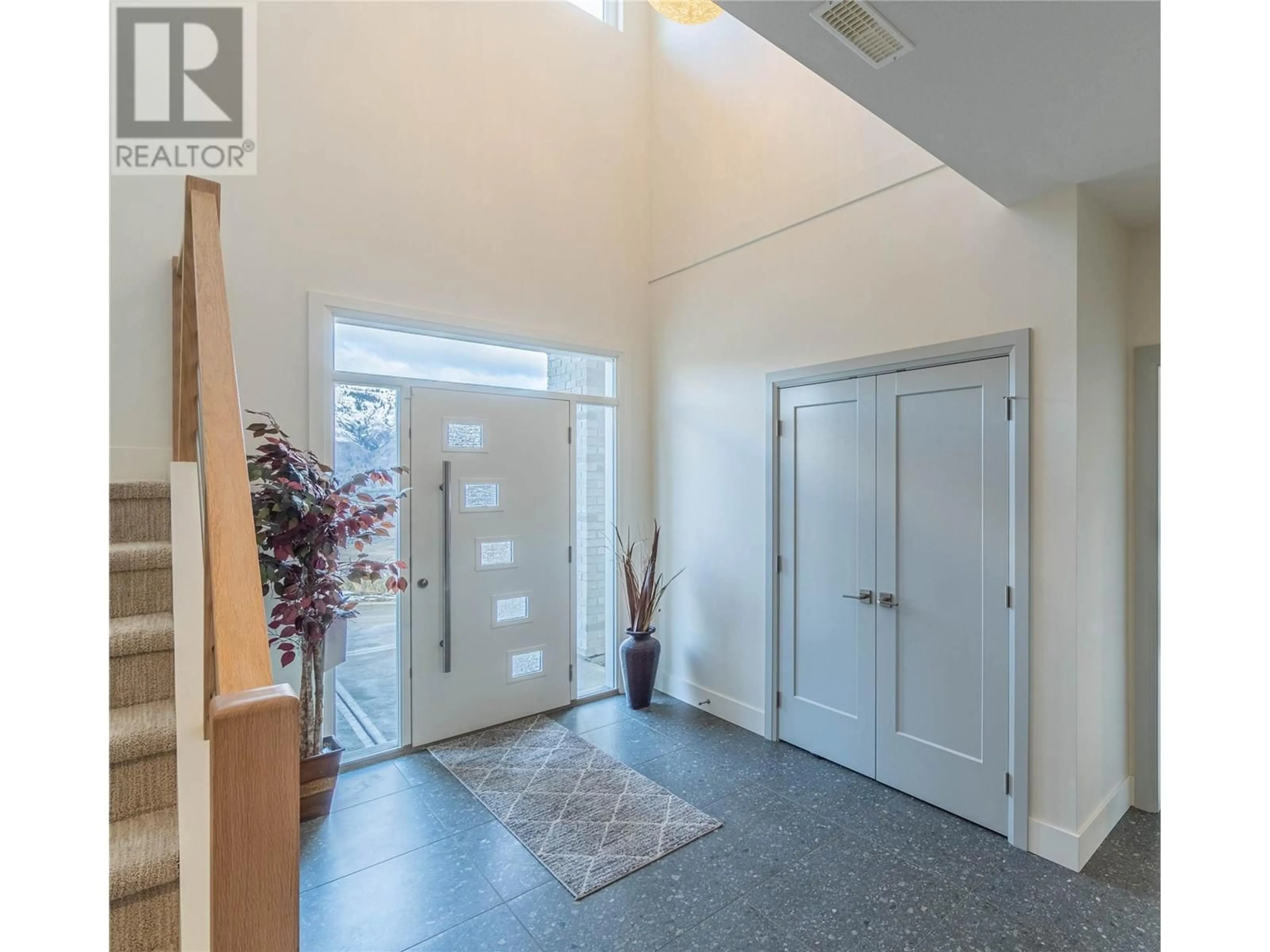 Indoor foyer for 11 - 3100 KICKINGHORSE DRIVE, Kamloops British Columbia V2E0B8