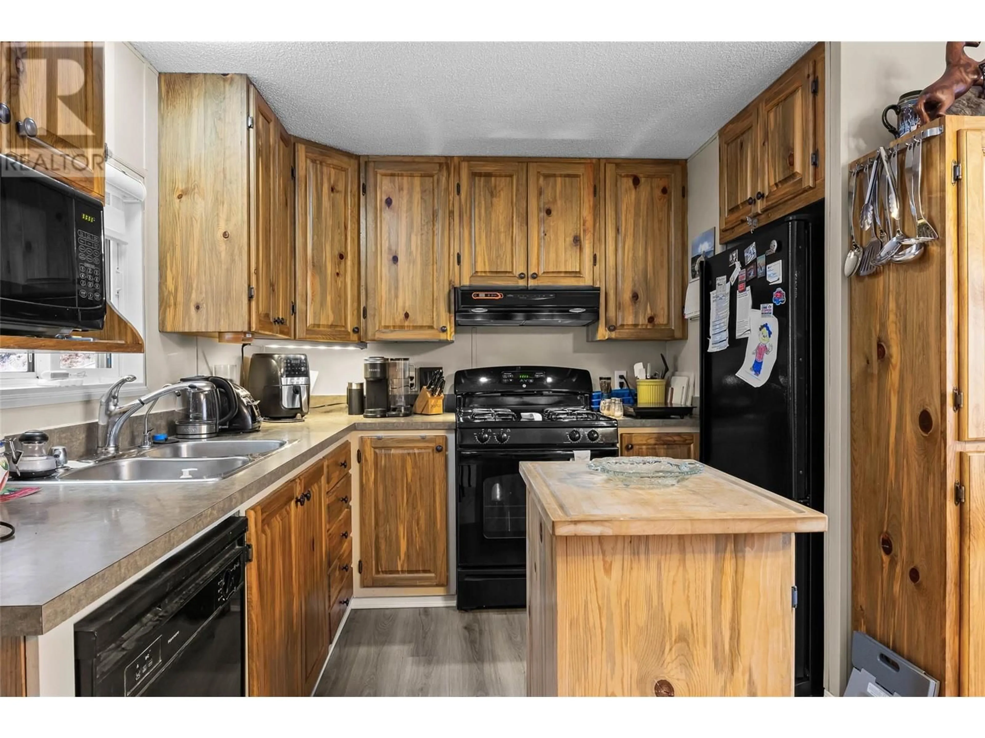 Standard kitchen, wood/laminate floor for 15 - 1250 HILLSIDE AVENUE, Chase British Columbia v0e1m0
