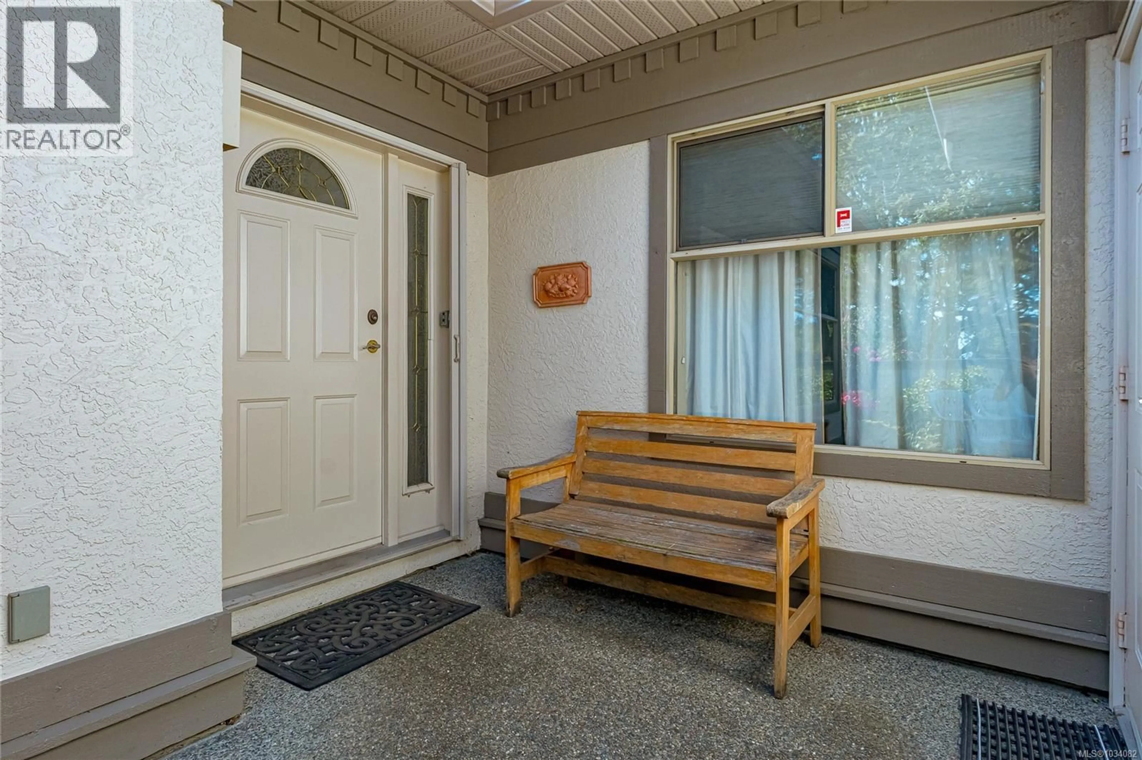 Indoor entryway for 5 - 4300 STONEYWOOD LANE, Saanich British Columbia V8X5A8