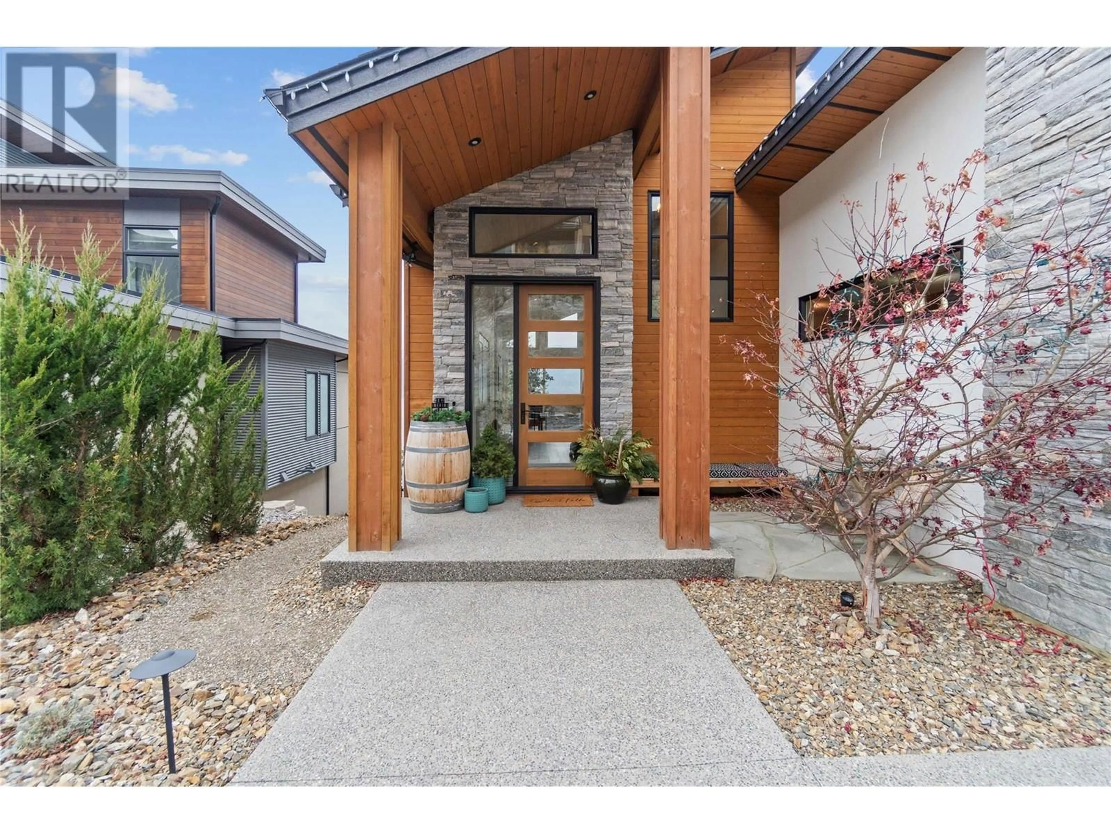 Indoor entryway for 1526 MARBLE LEDGE DRIVE, Lake Country British Columbia V4V2T4