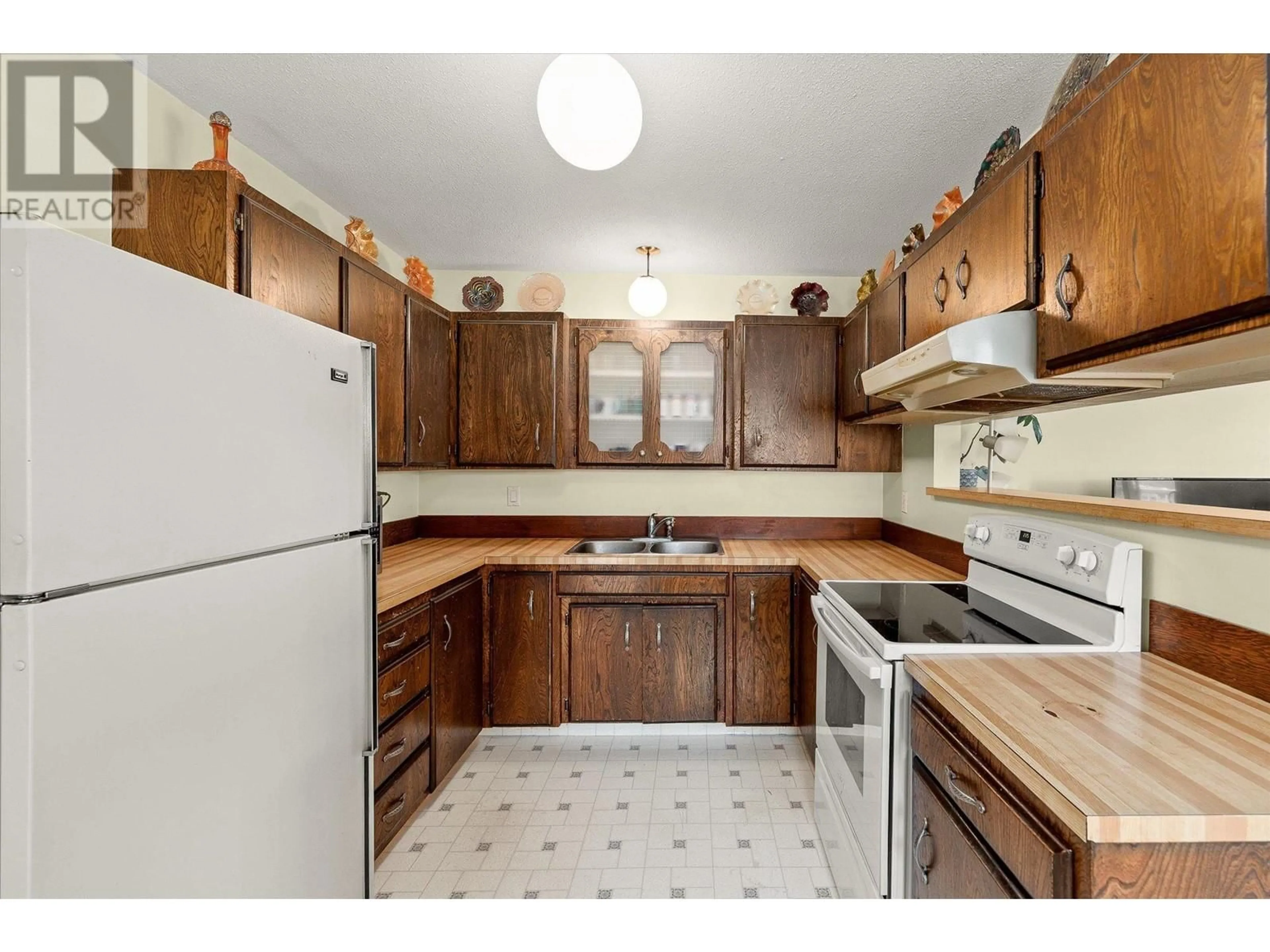 Standard kitchen, unknown for 852 TATARYN ROAD, Kelowna British Columbia V1X1N7