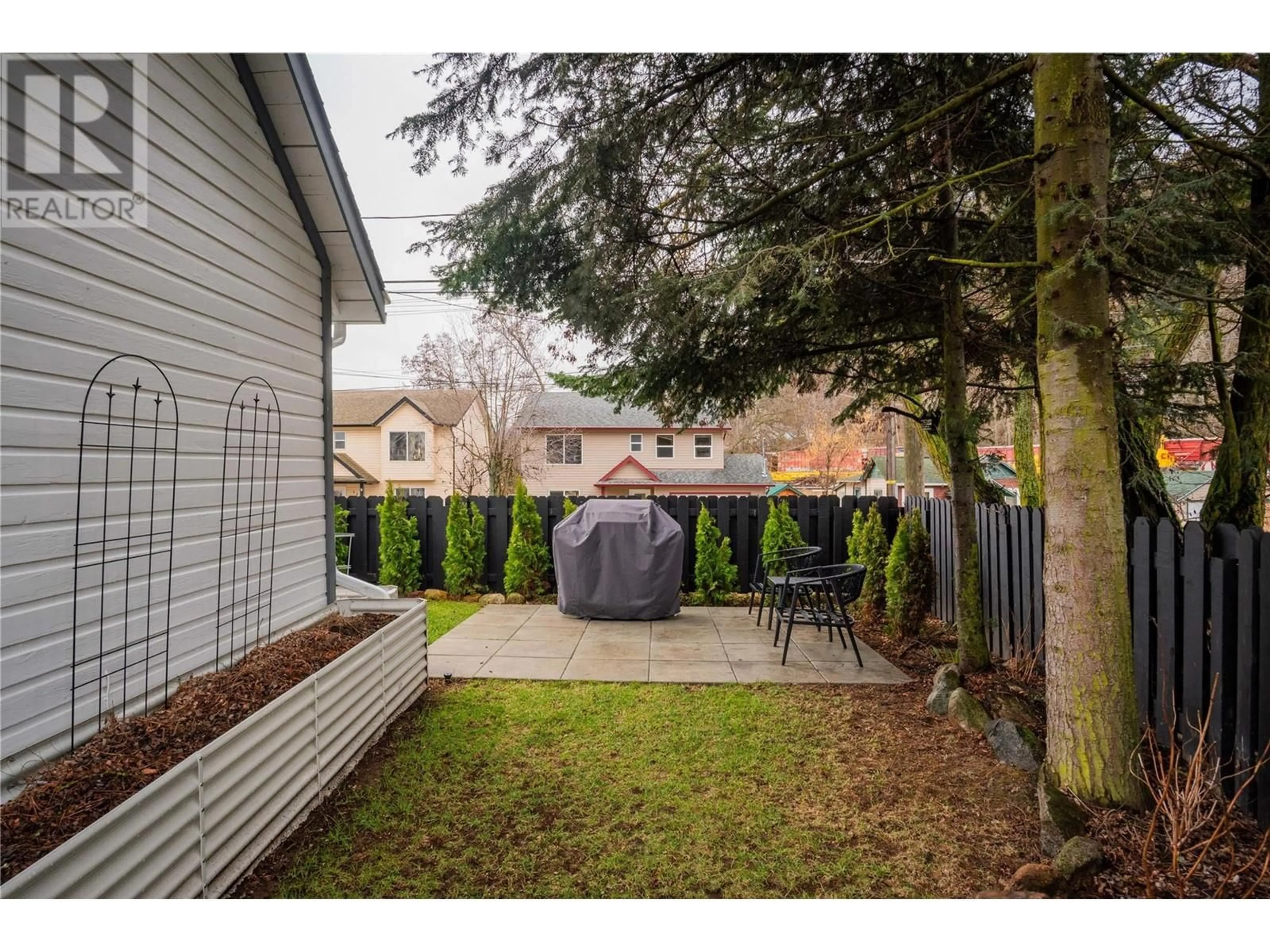 Patio, street for 151 CRESCENT STREET, Castlegar British Columbia V1N1B3