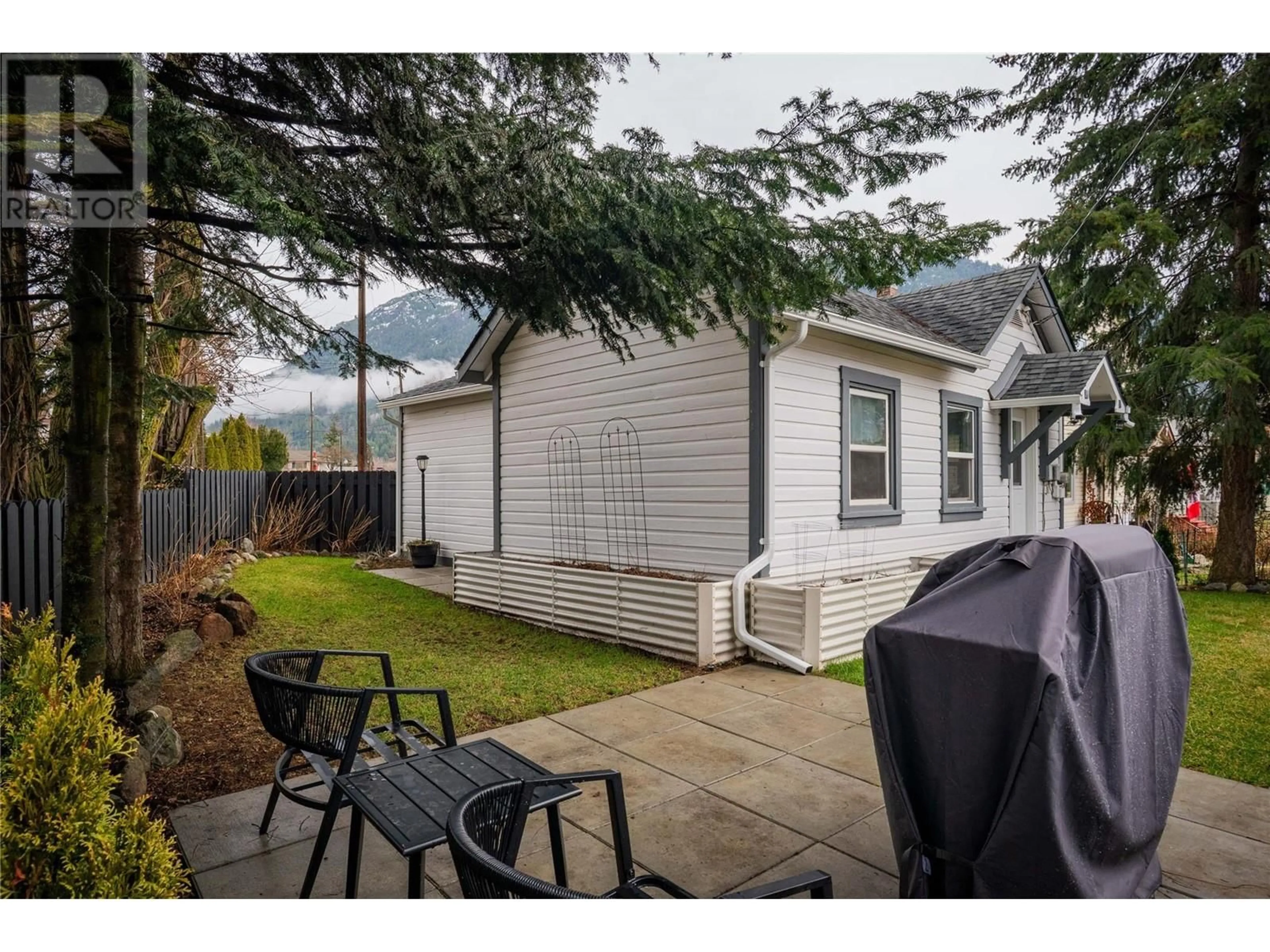 Patio, street for 151 CRESCENT STREET, Castlegar British Columbia V1N1B3