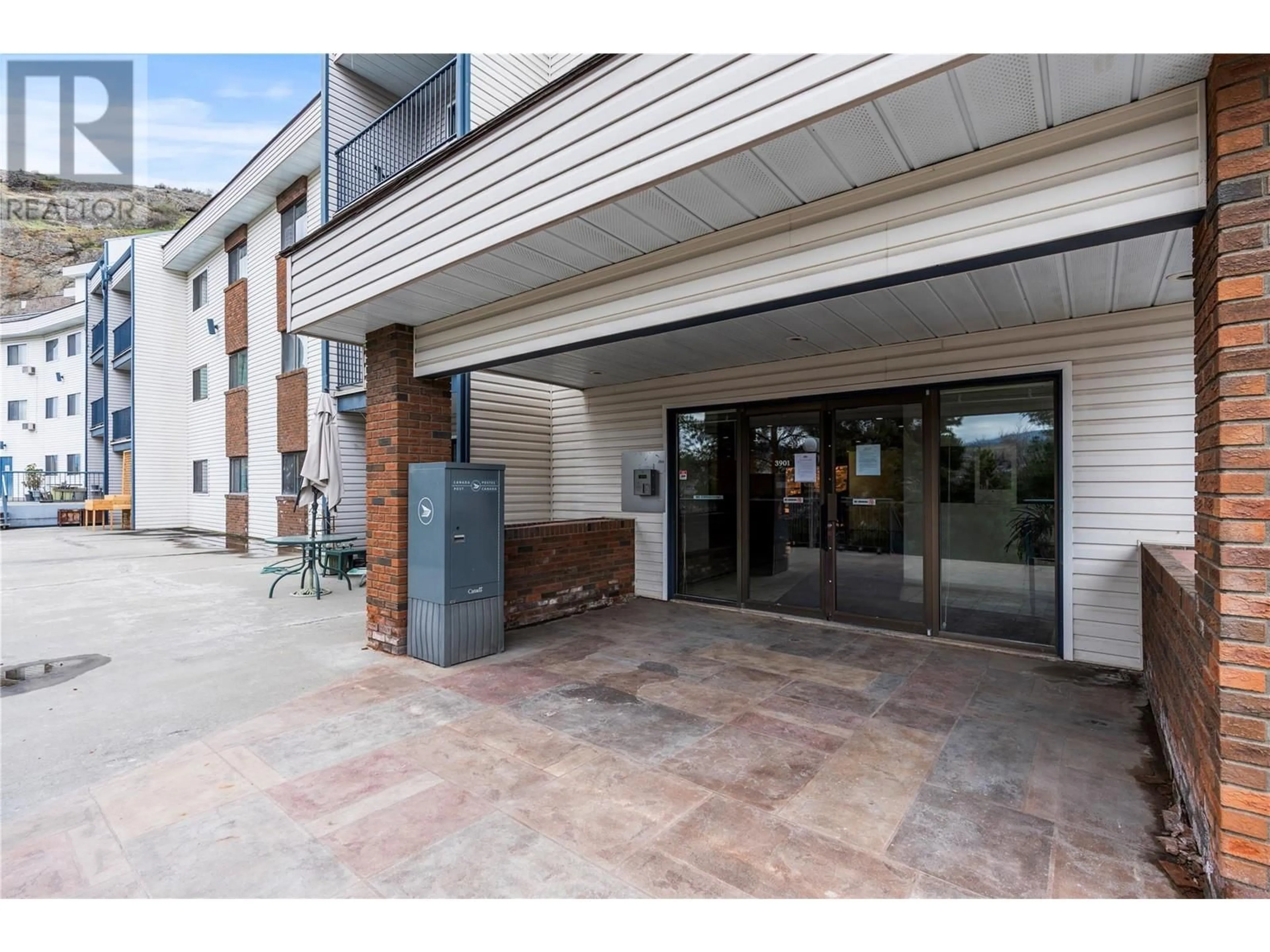 Indoor foyer for 210 - 3901 32 AVENUE, Vernon British Columbia V1T8M3